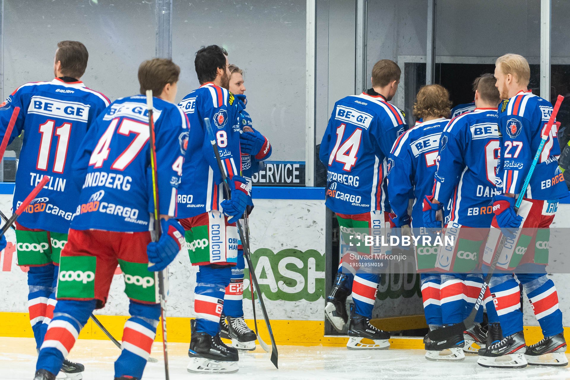 Oskarshamns spelare lämnar isen då brandlarmet gick