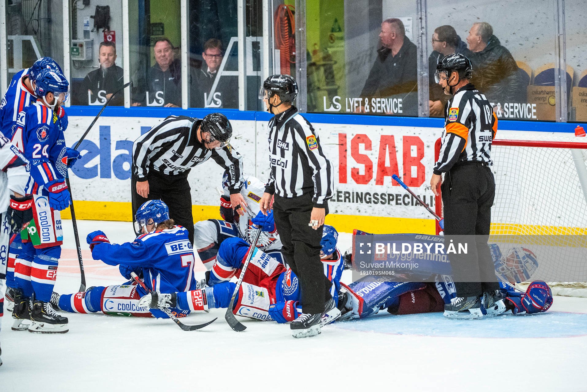 Oskarshamns målvakt Tex Williamsson ligger på ryggen
