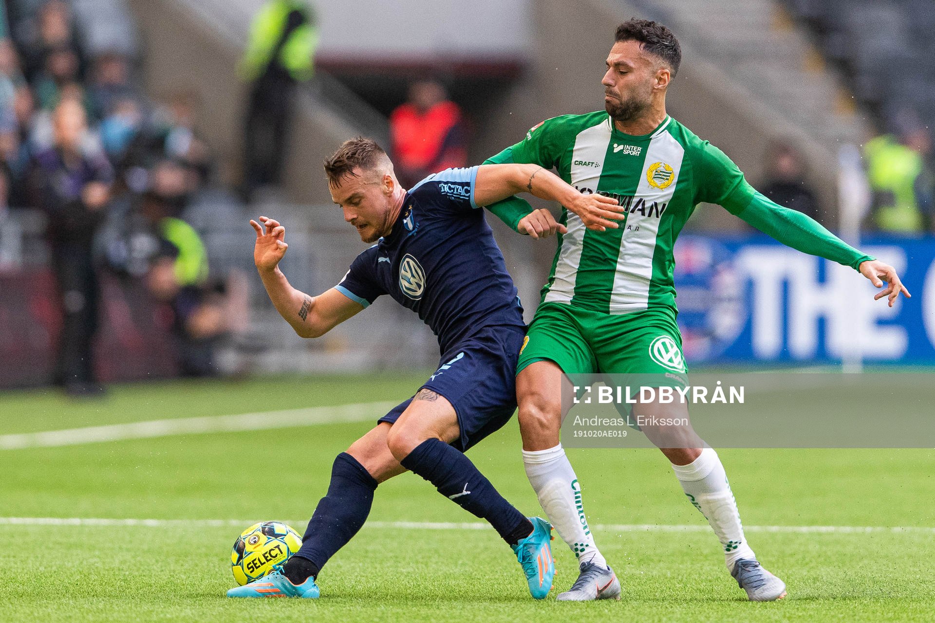 Malmö FFs Eric Larsson och Hammarbys Imad Khalili i kamp