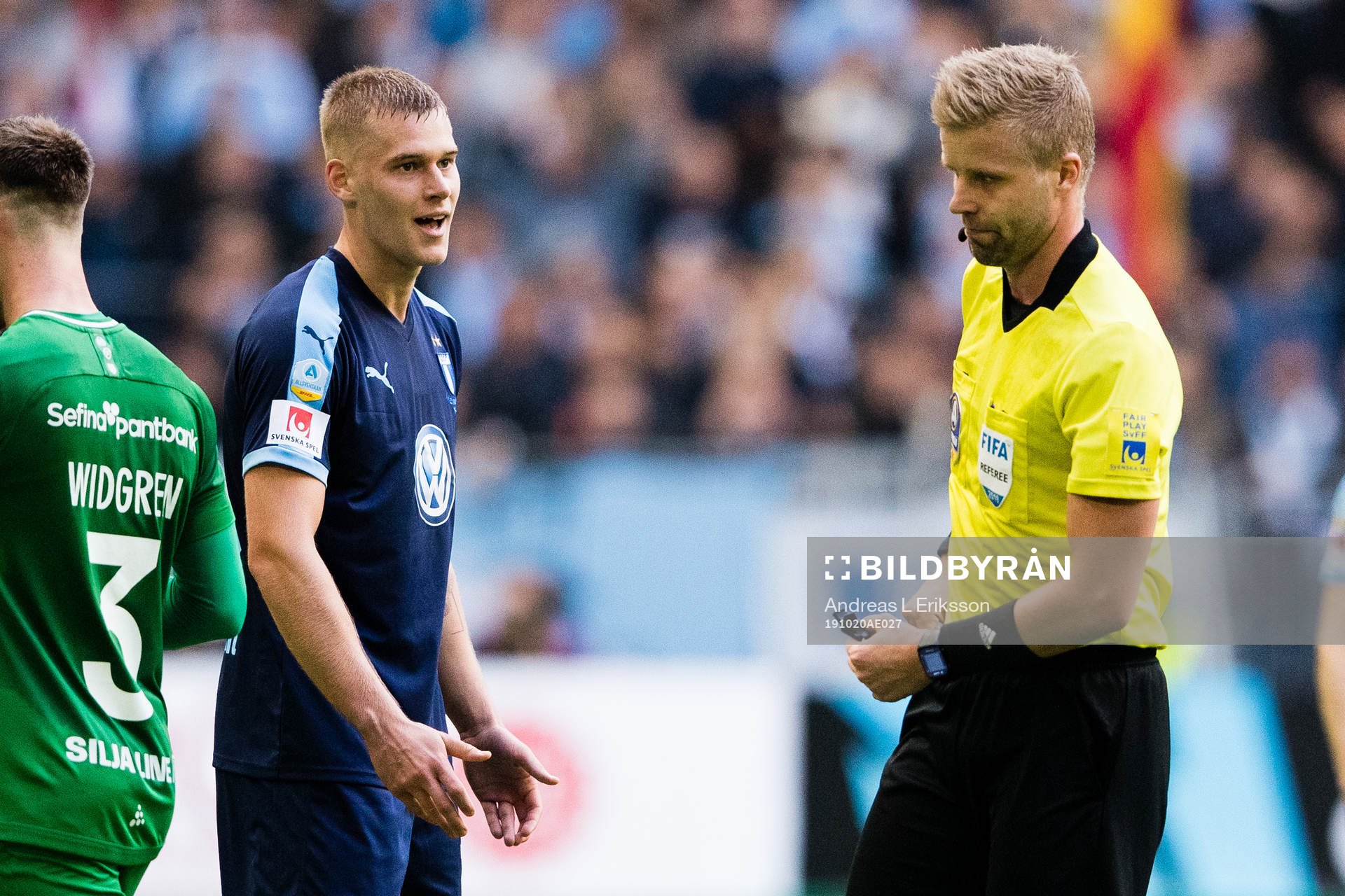 Malmö FFs Felix Beijmo och domare Glenn Nyberg