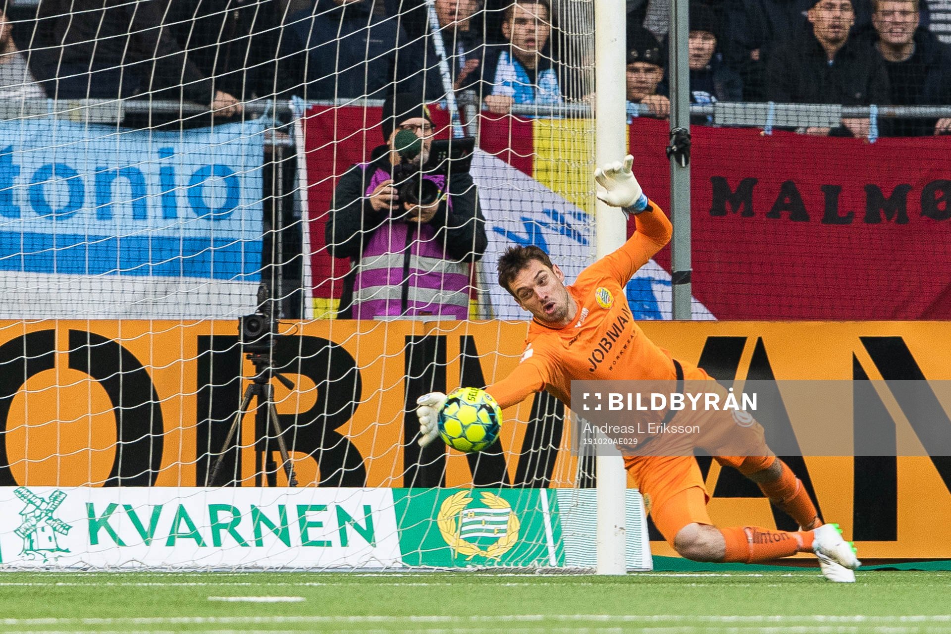 Hammarbys målvakt Davor Blazevic räddar ett skott