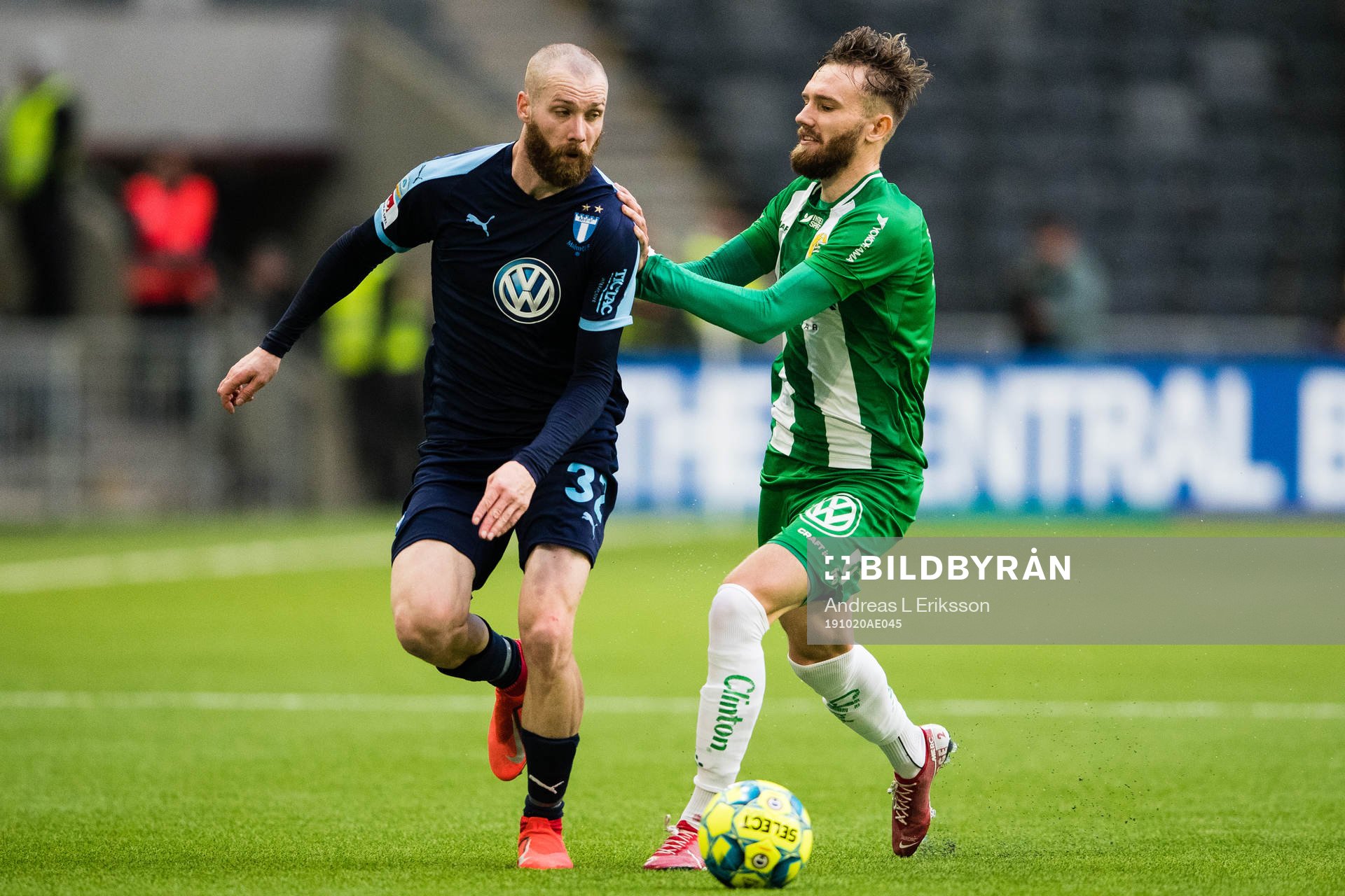 Malmö FFs Jo Inge Berget i kamp om bollen med Hammarbys