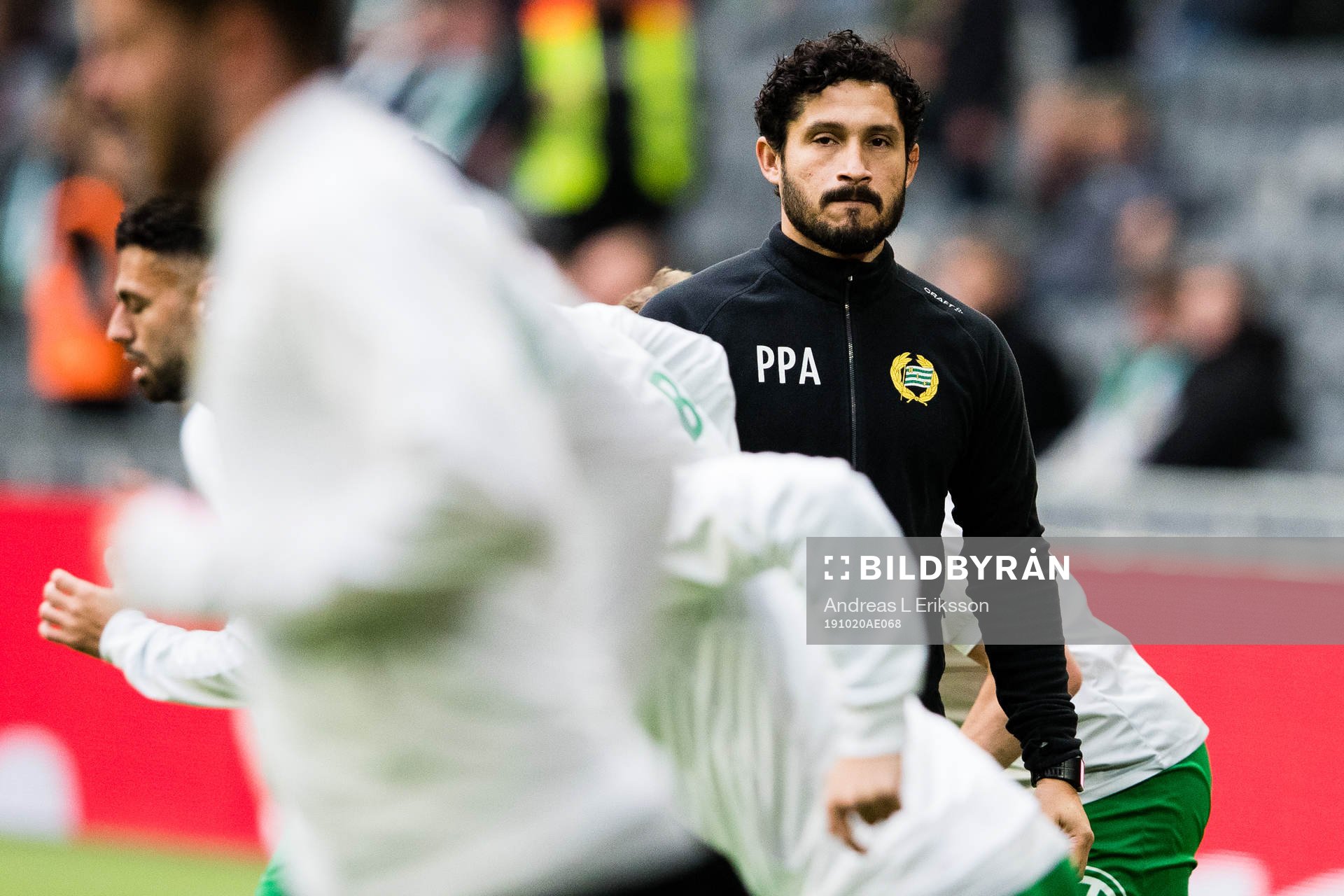 Hammarbys assisterande tränare Pablo Pinones-Arce under uppvärmningen inför fotbollsmatchen i Allsvenskan mellan Hammarby och Malmö FF den 20 oktober 2019 i Stockholm.