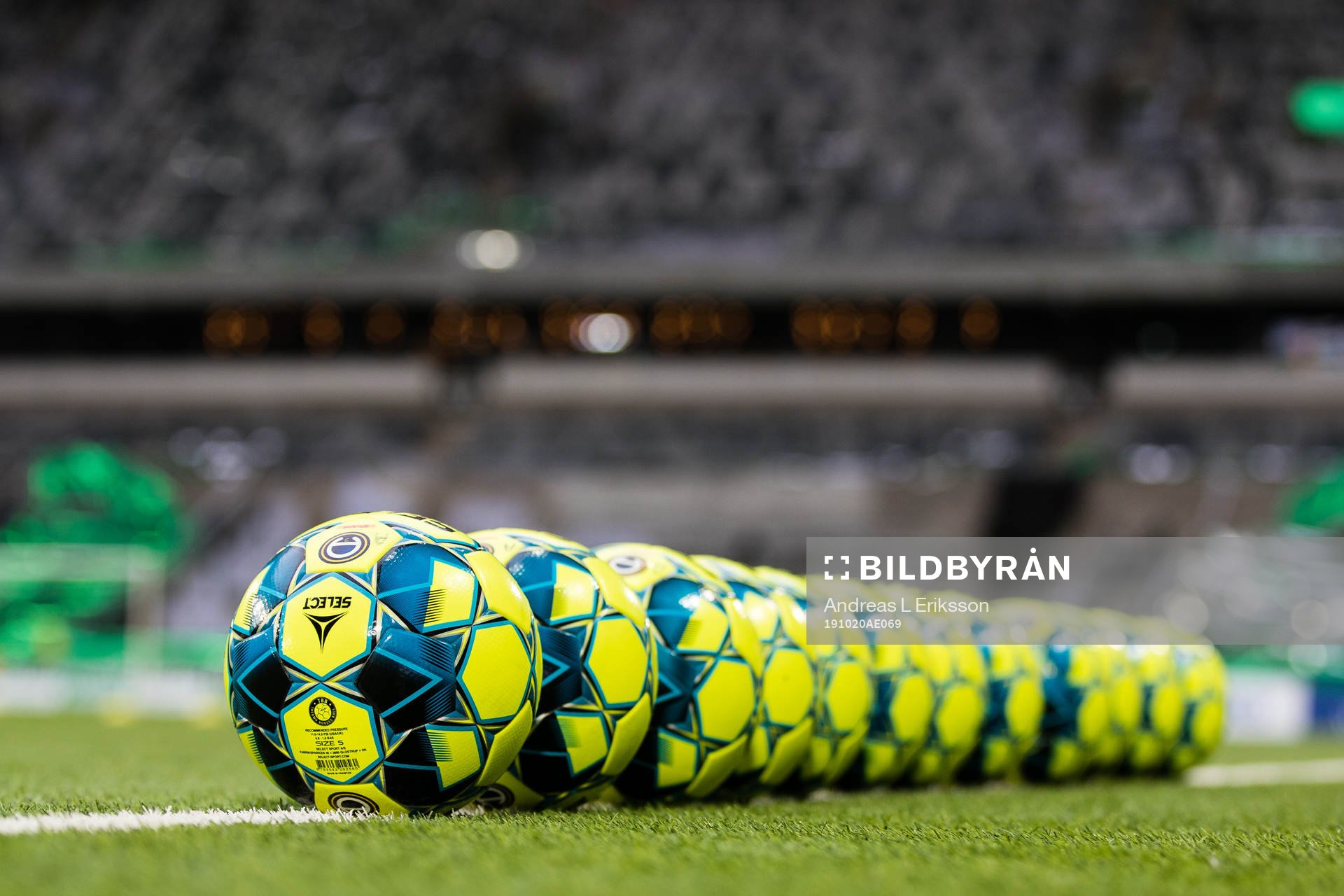 En rad med bollar ligger på planen innan fotbollsmatchen i