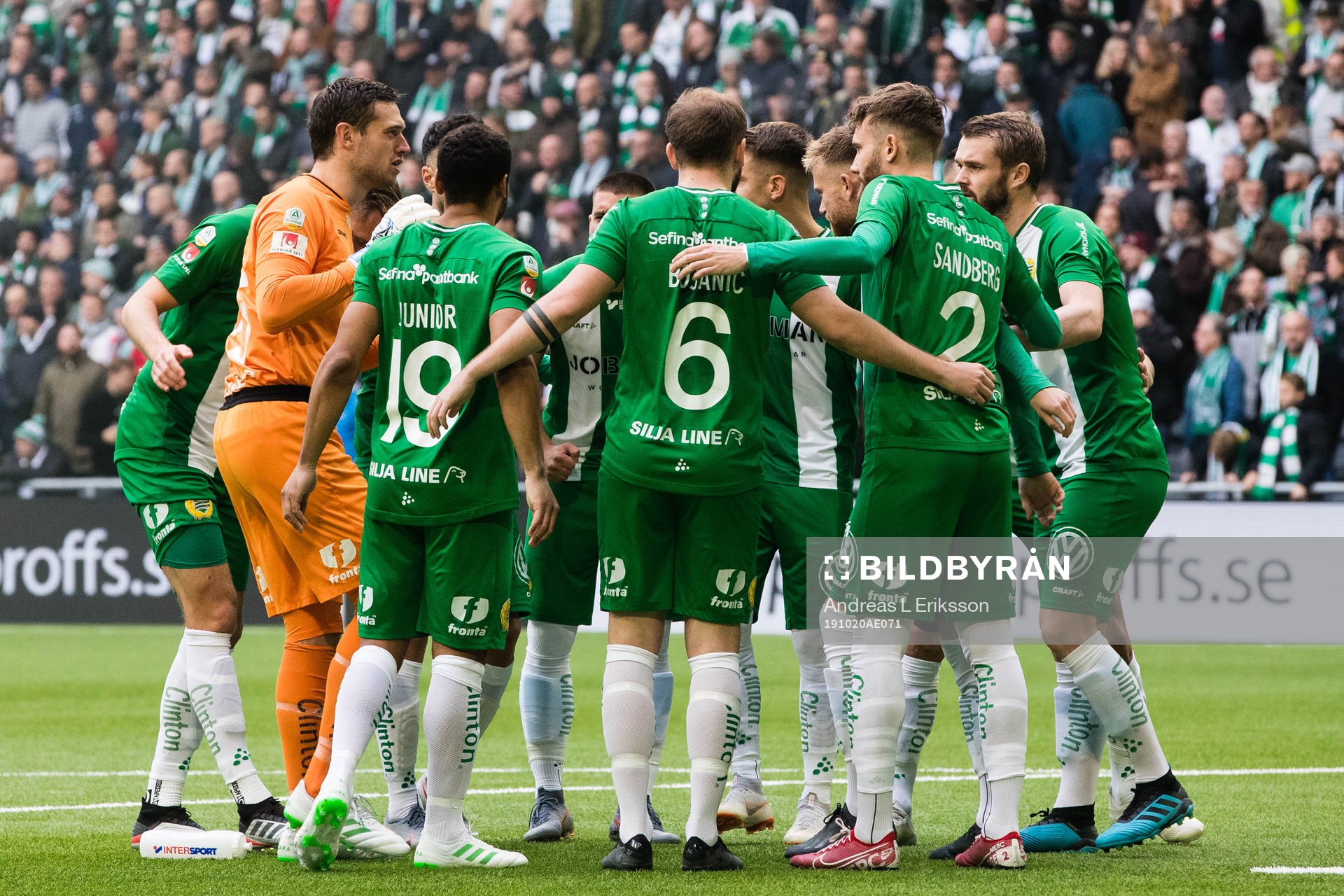 Hammarbys spelare samlas innan fotbollsmatchen i