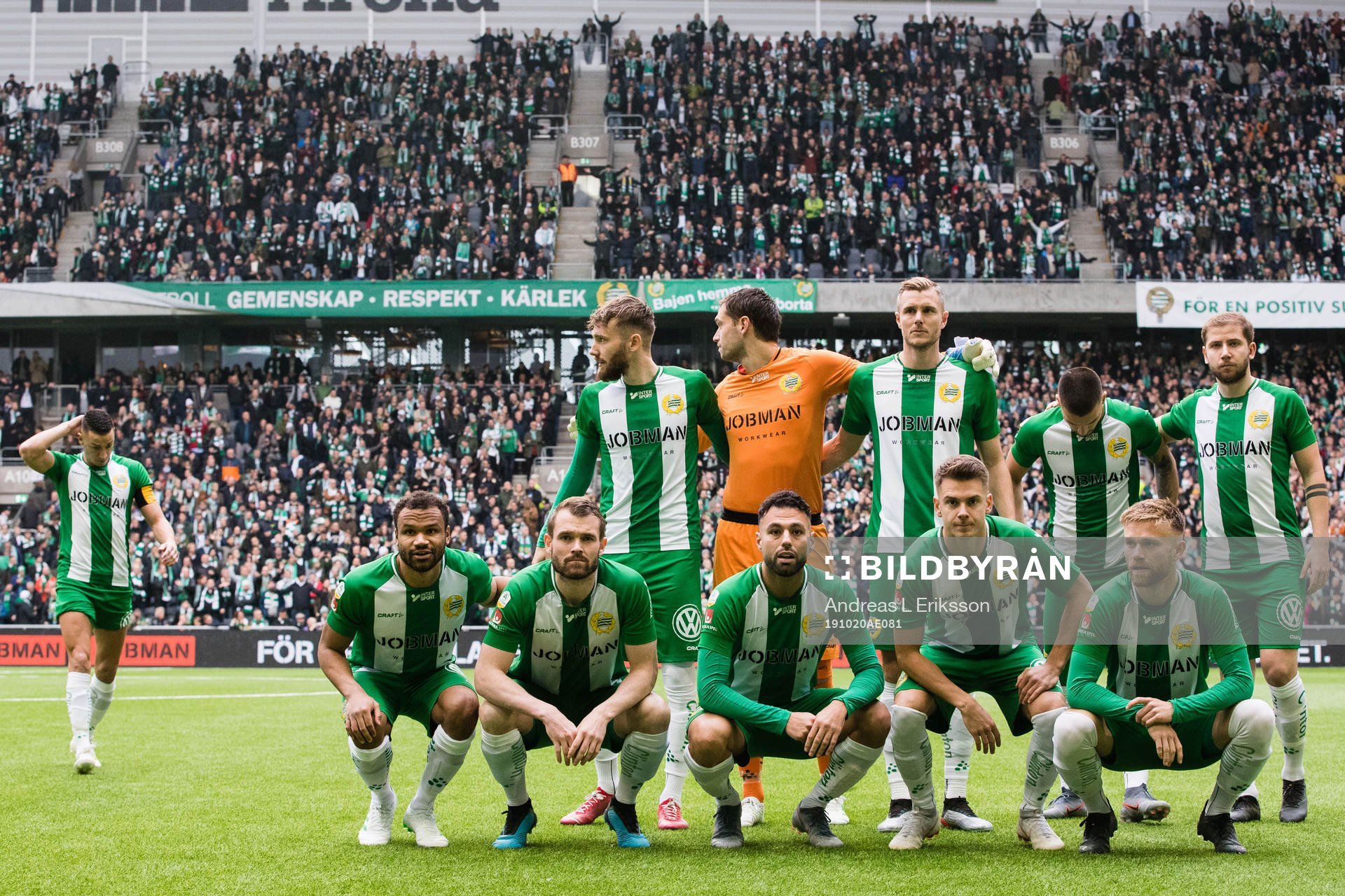 Hammarbys spelare väntar på Nikola Djurdjic innan bilden