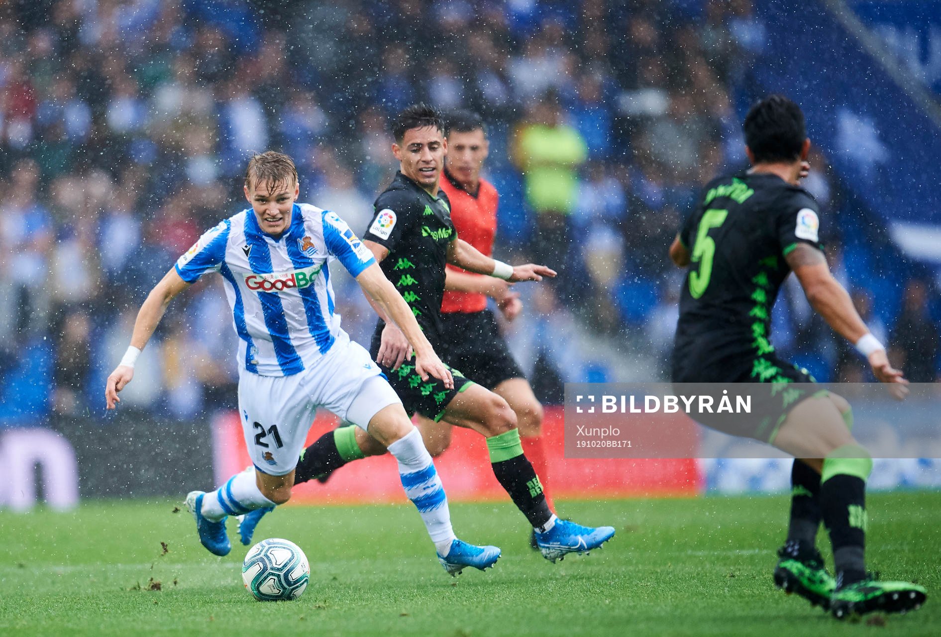 Martin Odegaard of Real Sociedad battles for the ball with Marc Bartra of Getafe CF during the La Liga match between Real Sociedad and Real Betis Balompie on October 20, 2019 in San Sebastian, Spain. 