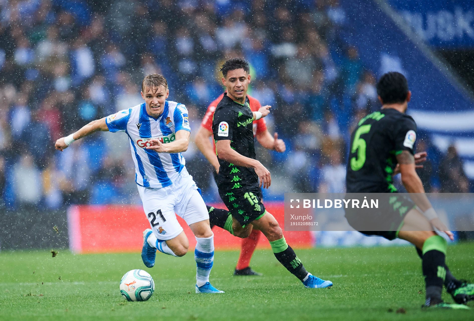 Martin Odegaard of Real Sociedad battles for the ball with Marc Bartra of Getafe CF during the La Liga match between Real Sociedad and Real Betis Balompie on October 20, 2019 in San Sebastian, Spain.