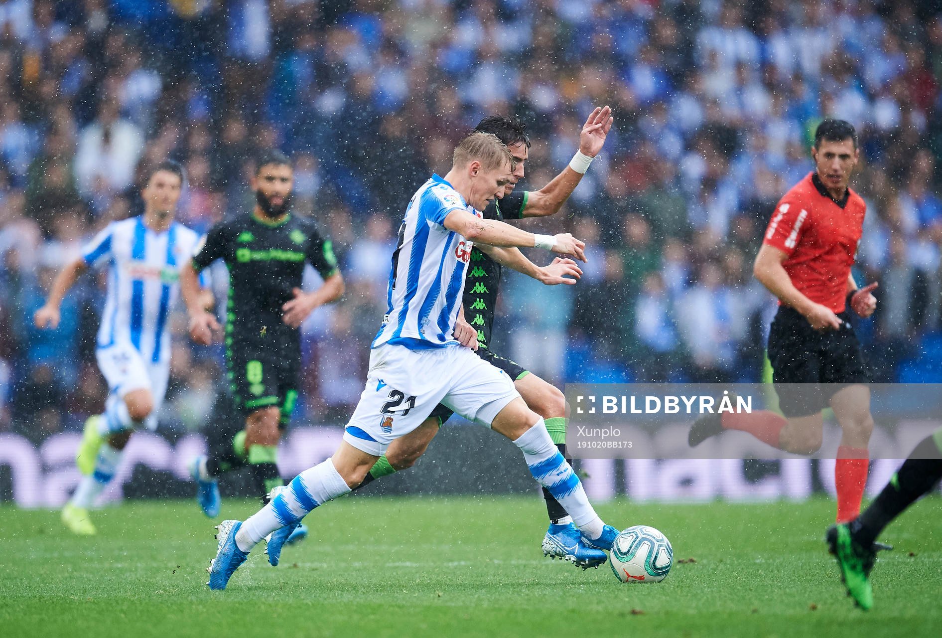 Martin Odegaard of Real Sociedad battles for the ball with Marc Bartra of Getafe CF during the La Liga match between Real Sociedad and Real Betis Balompie on October 20, 2019 in San Sebastian, Spain. 