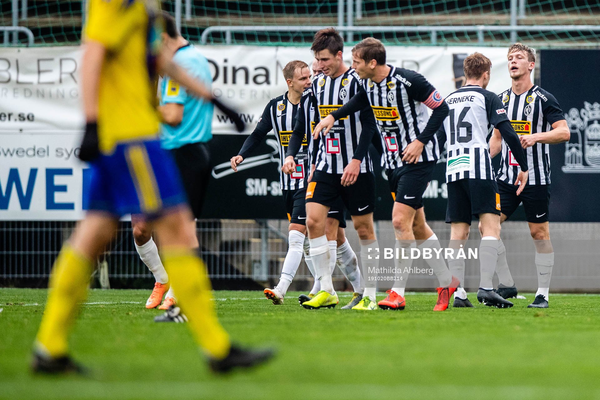 Landskronas Robin Hofsö jublar med lagkamrater