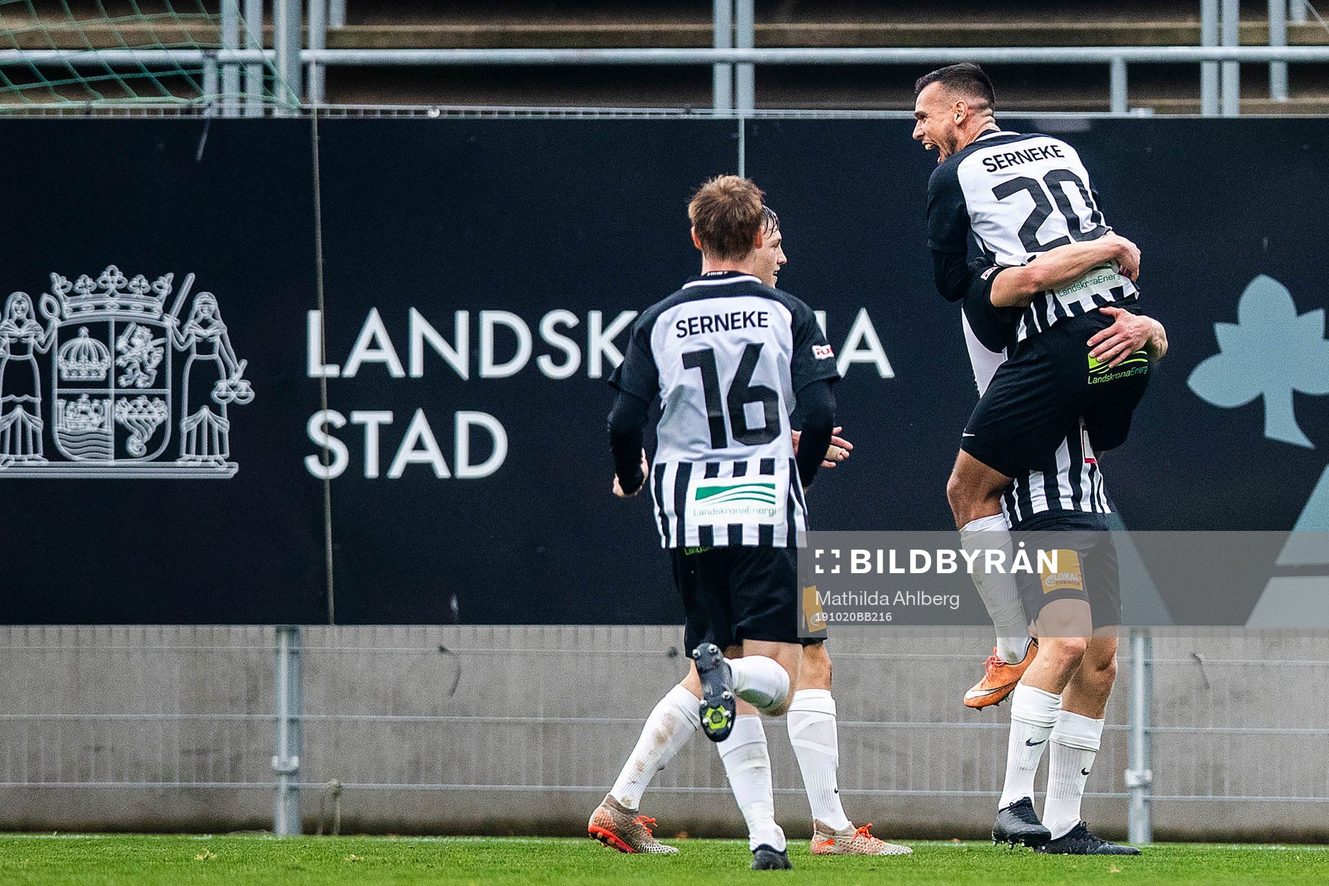 Landskronas Sumar Almadjed jublar i famnen på Robin Hofsö