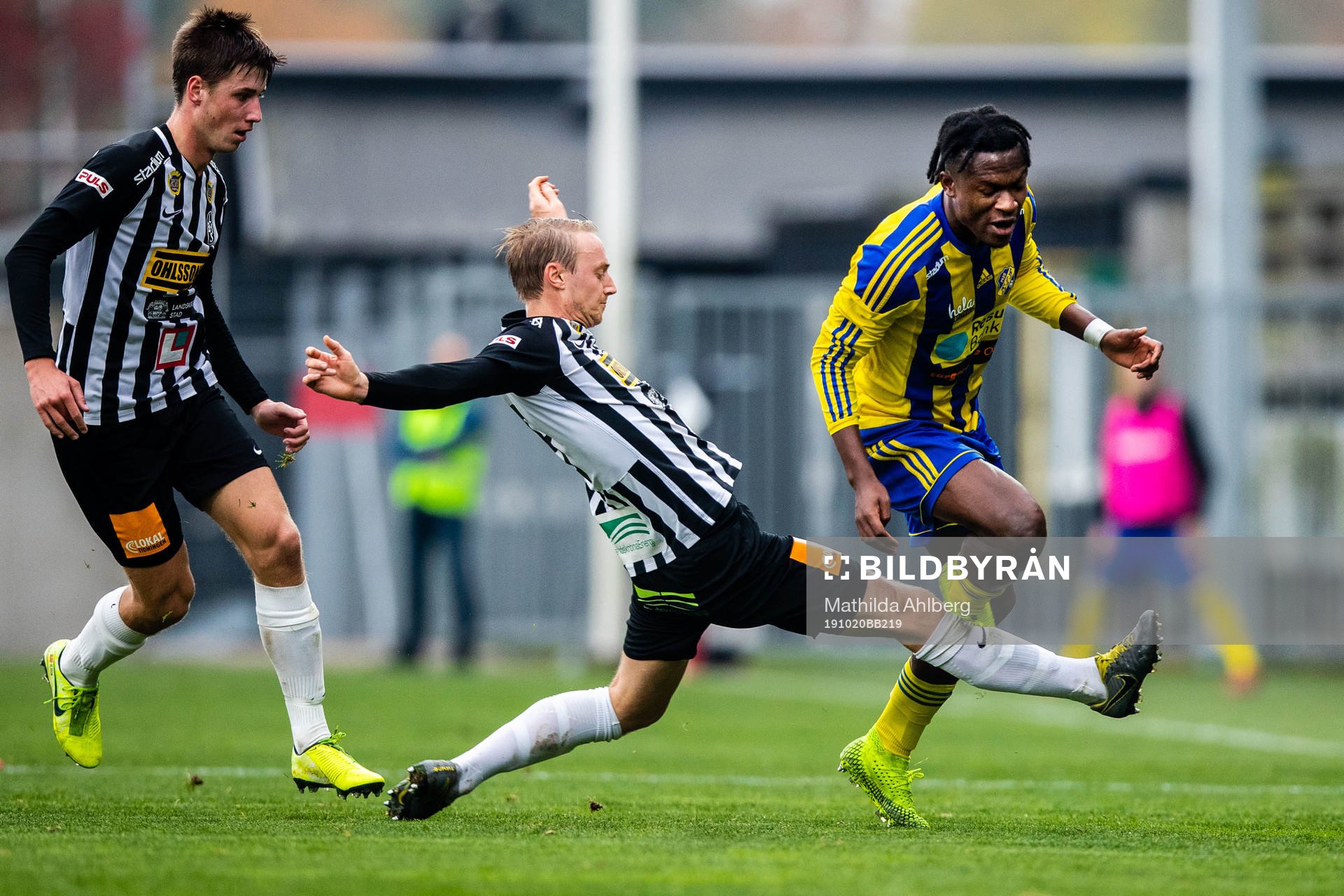 Landskronas Filip Olsson och Måns Ekvall stoppar
