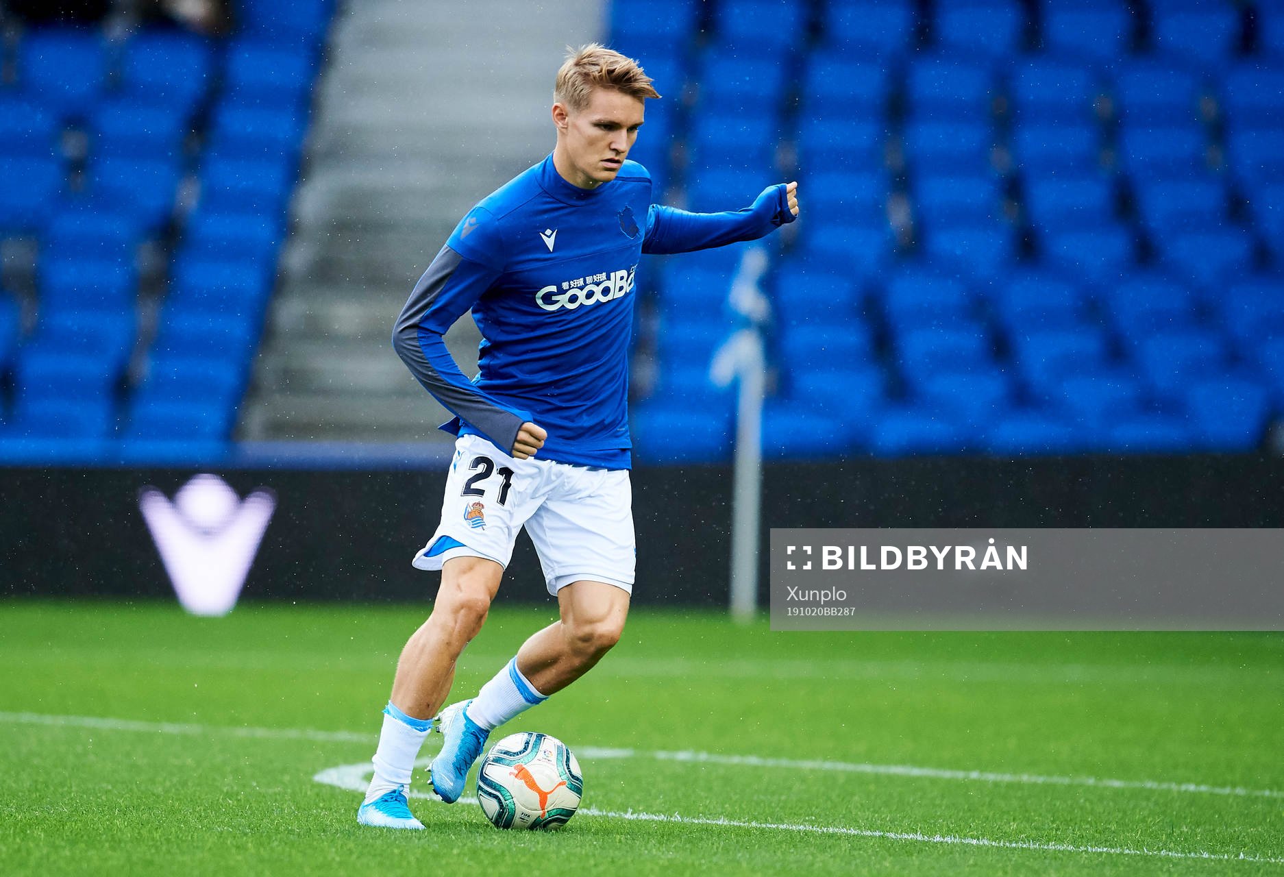 Martin Odegaard of Real Sociedad warms up