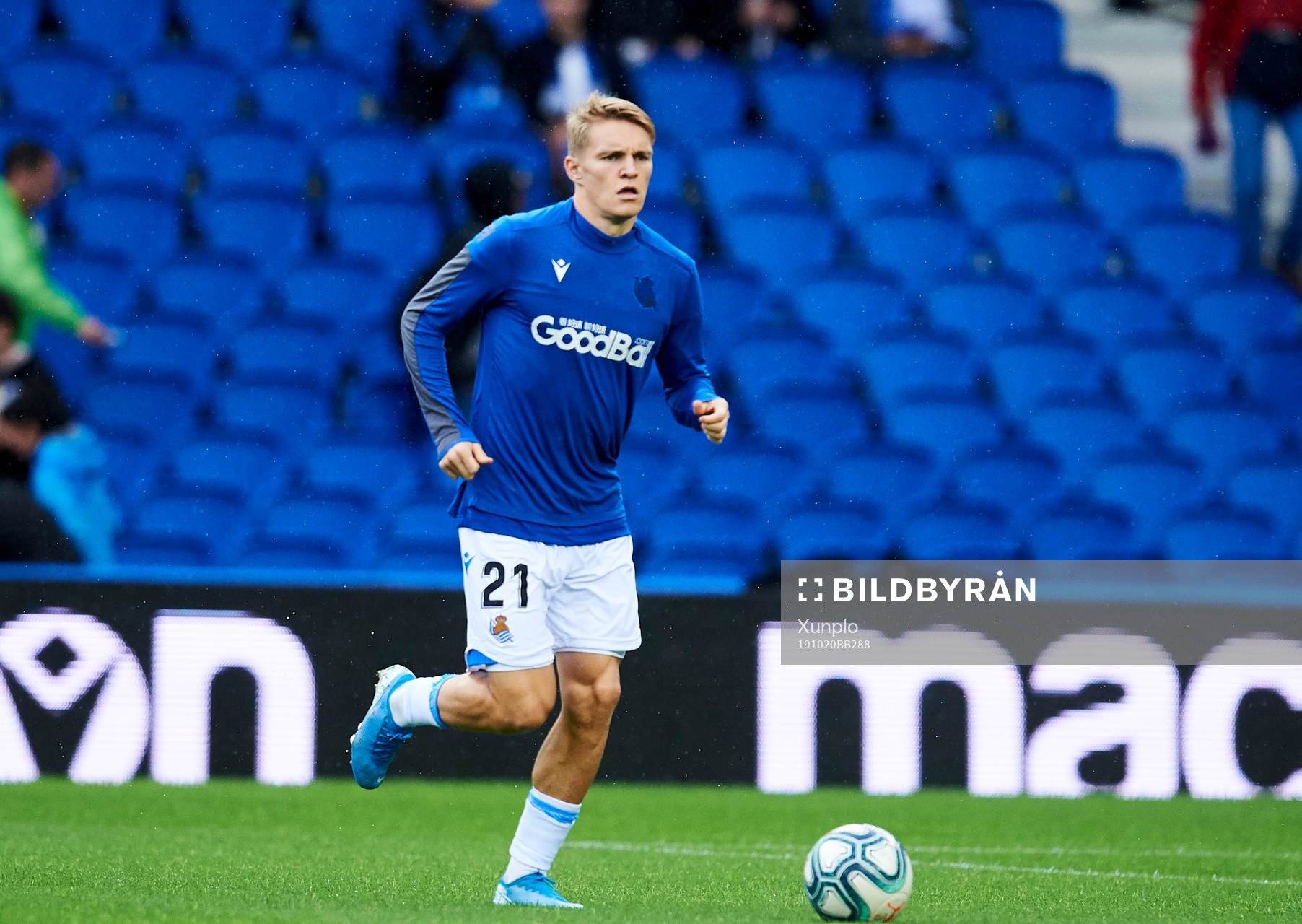 Martin Odegaard of Real Sociedad warms up