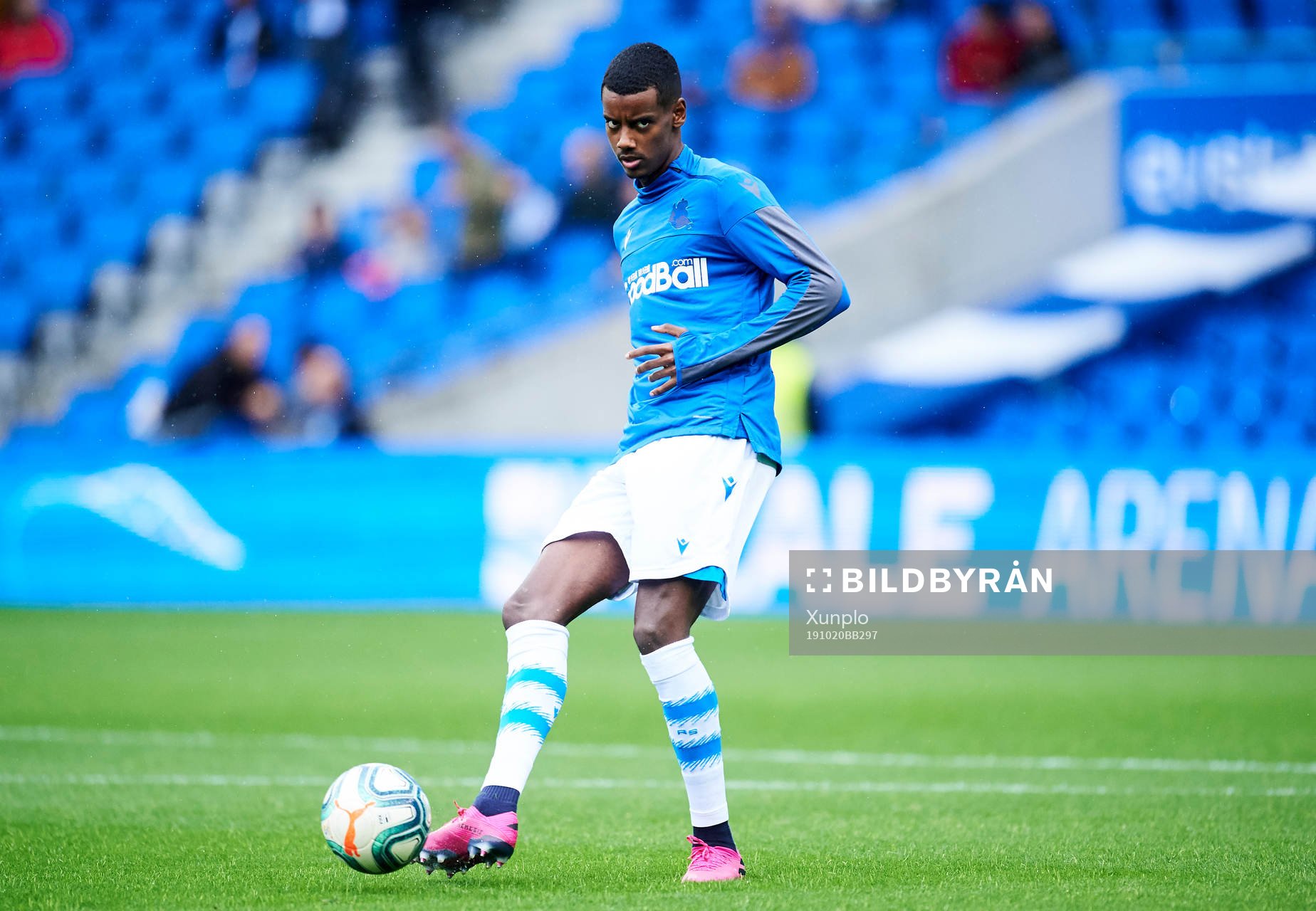 Alexander Isak of Real Sociedad warms up
