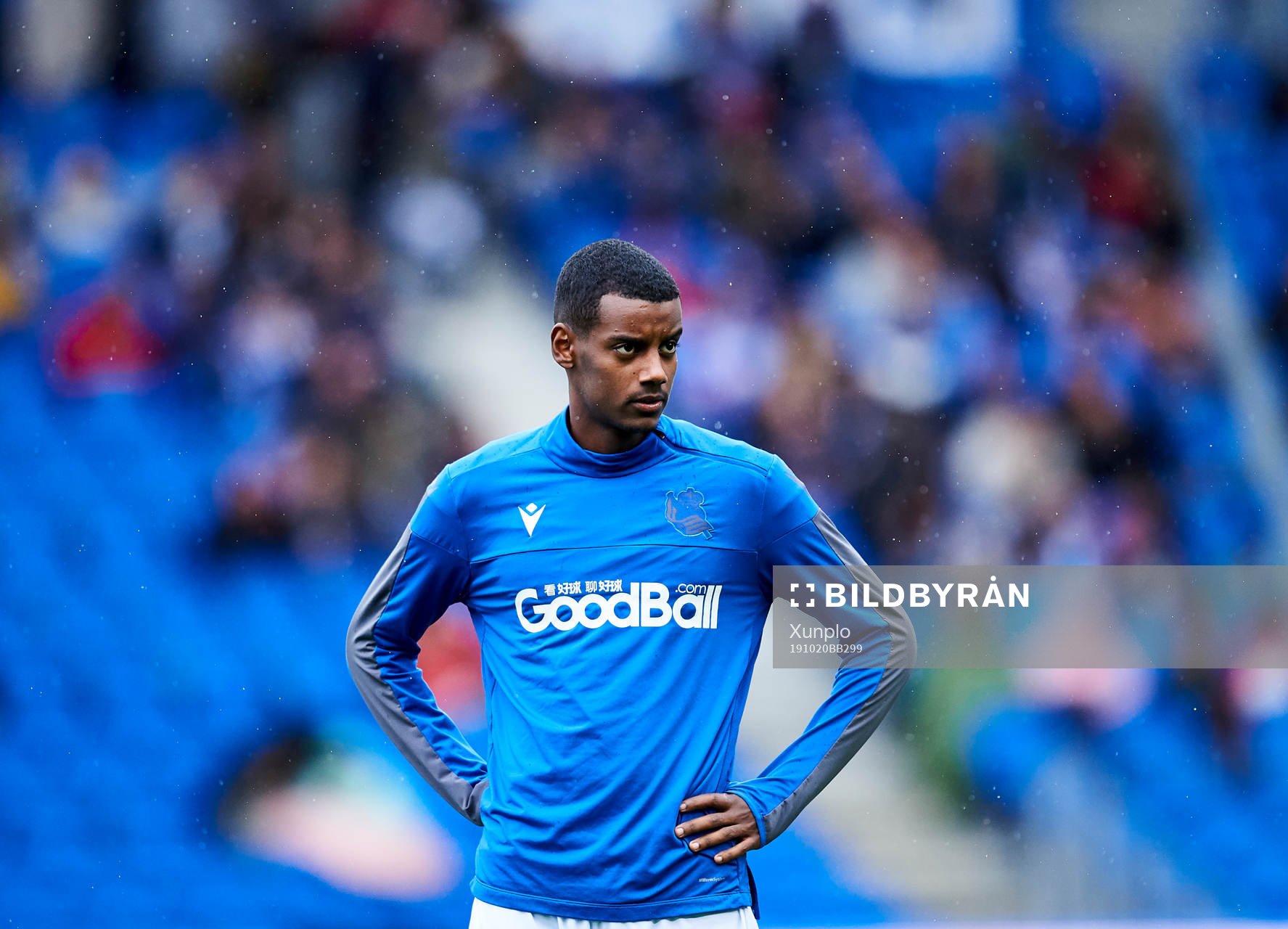 Alexander Isak of Real Sociedad warms up