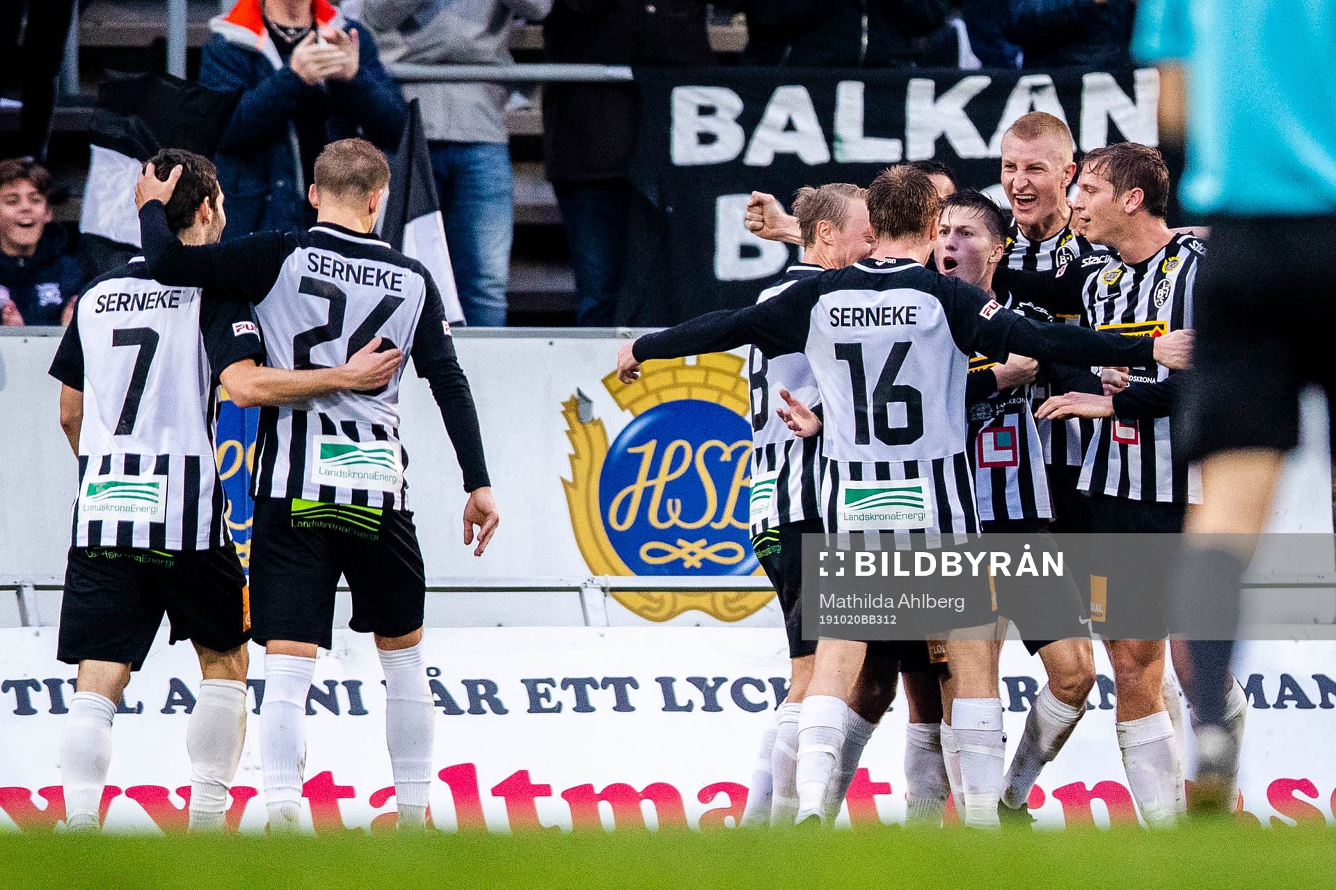 Landskronas Kevin Jensen jublar med lagkamrater