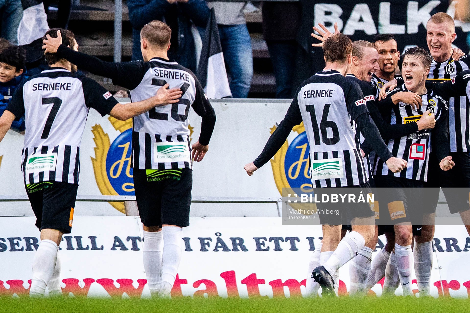 Landskronas Kevin Jensen jublar med lagkamrater