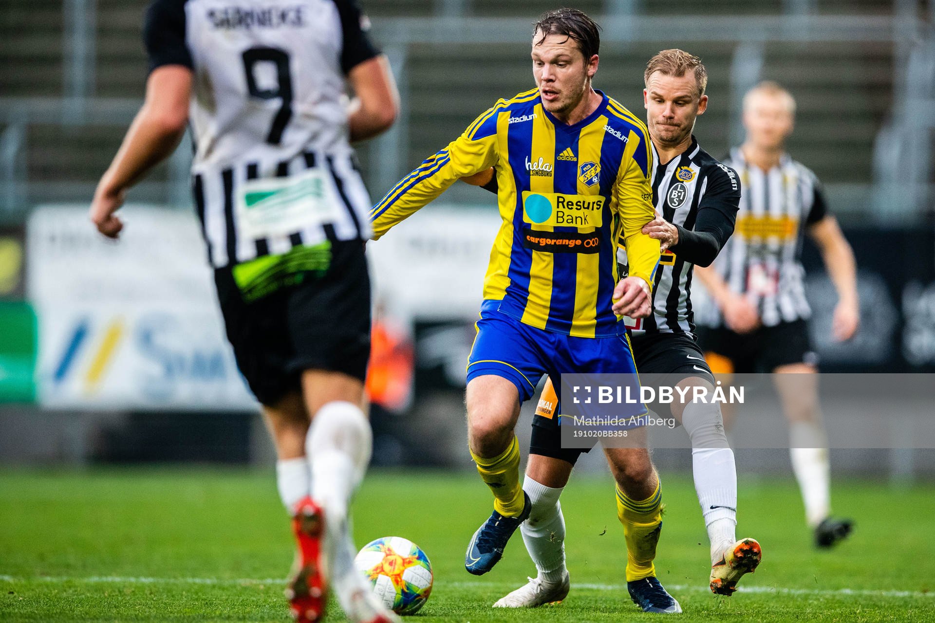 Eskilsminnes Jesper Larsson och Landskronas Jonathan Asp under fotbollsmatchen i Div 1 Södra mellan Landskrona och Eskilsminne den 20 oktober 2019 i Landskrona .