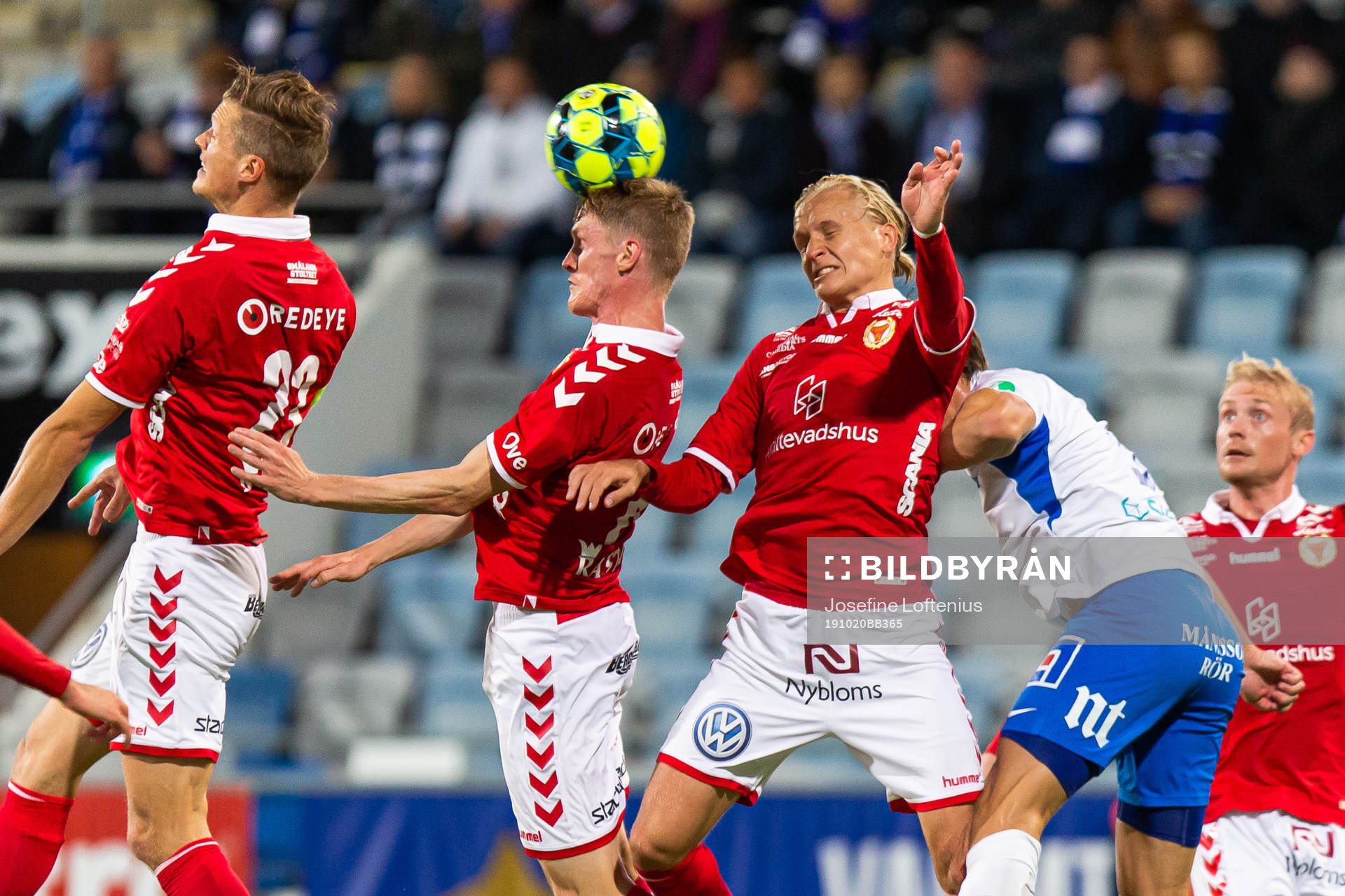 Kalmars Viktor Elm och Henrik Löfkvist i kamp med IFK Norrköpings Henrik Castegren under fotbollsmatchen i Allsvenskan mellan IFK Norrköping och Kalmar den 20 oktober 2019 i Norrköping.