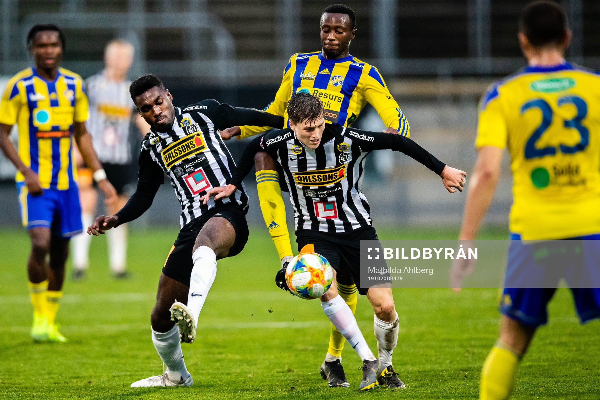Landskronas Patrick Nwadike och Kevin Jensen stoppar