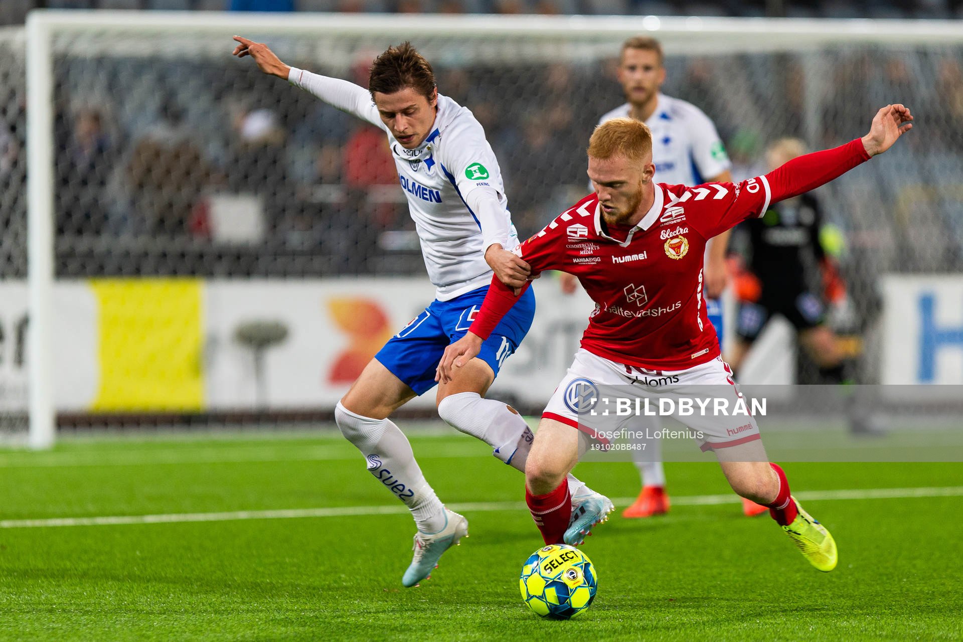 IFK Norrköpings Simon Thern och Kalmars Samuel Adrian i kamp om bollen under fotbollsmatchen i Allsvenskan mellan IFK Norrköping och Kalmar den 20 oktober 2019 i Norrköping.