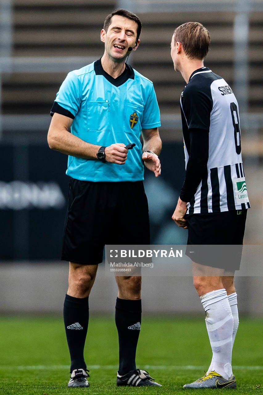 Domare Haris Memisevic i diskussion med Landskronas Måns