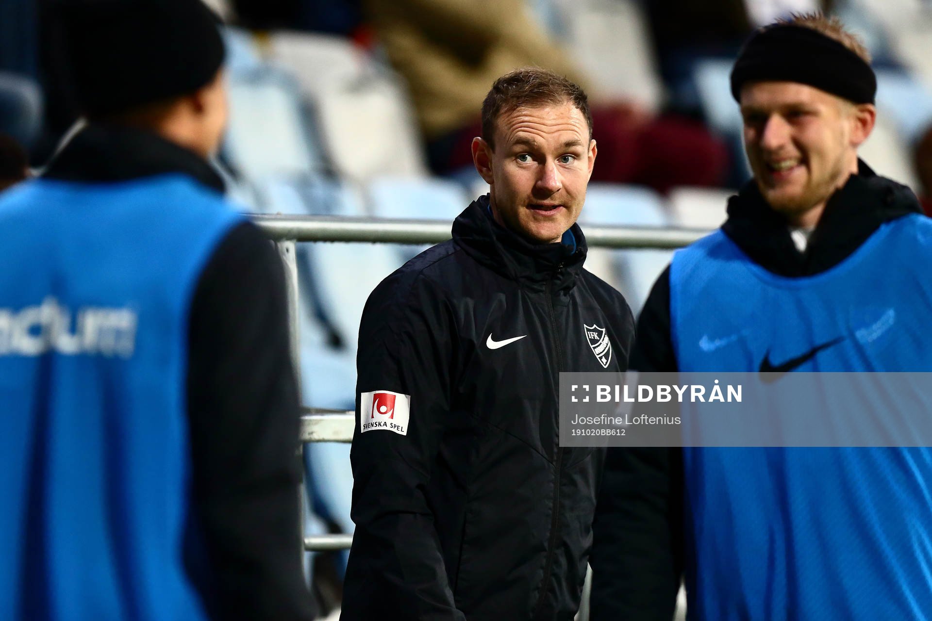 IFK Norrköpings fystränare Marcus Falk-Olander pratar med Simon Thern och Kalle Holmberg under fotbollsmatchen i Allsvenskan mellan IFK Norrköping och Kalmar den 20 oktober 2019 i Norrköping.