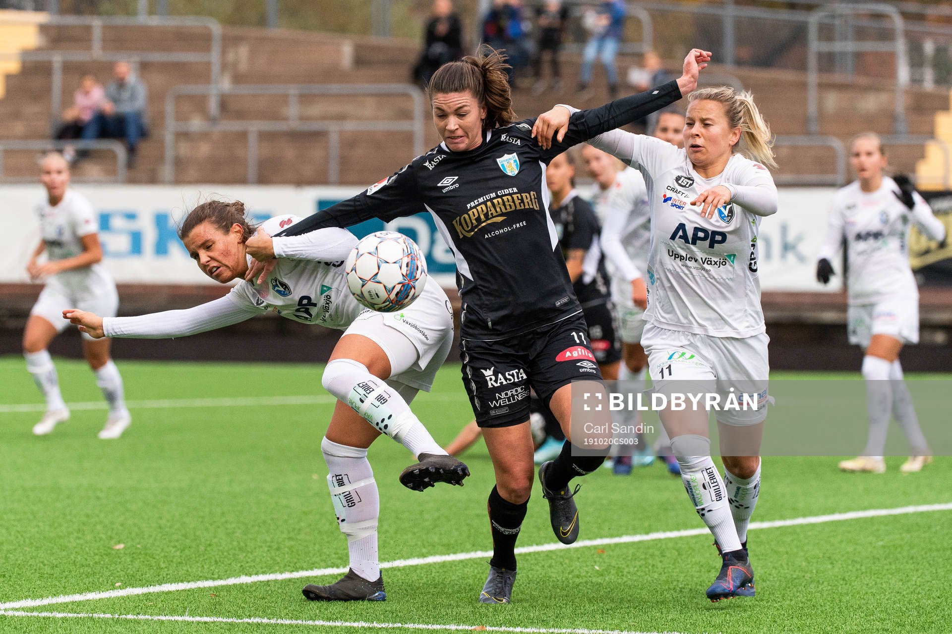 Växjös Mimmi Strömgren och Emmi Alanen i kamp om bollen med Göteborgs Pauline Hammarlund under fotbollsmatchen i Damallsvenskan mellan Kopparbergs Göteborg och Växjö den 20 oktober 2019 i Göteborg.