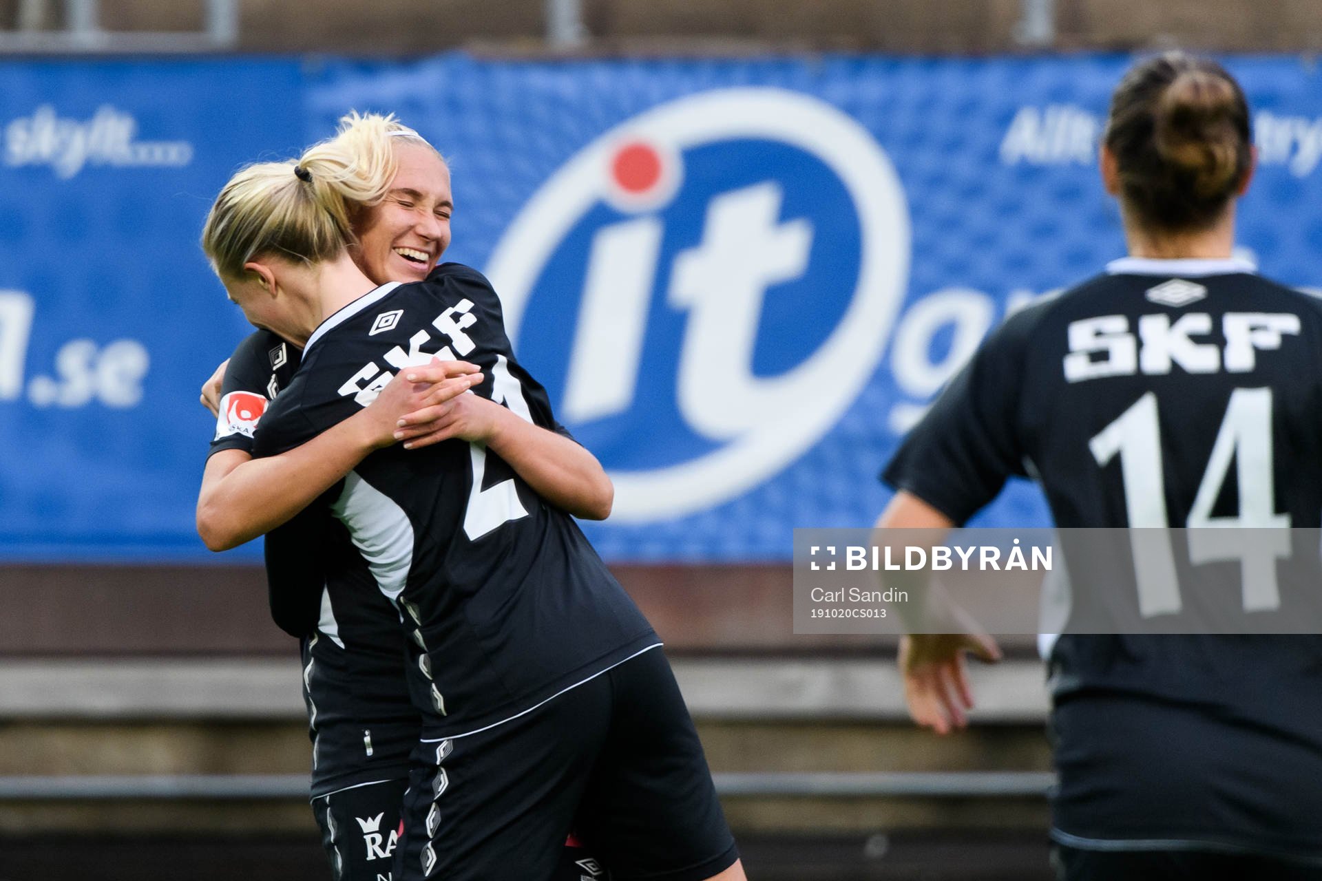 Göteborgs Emma Koivisto och Rebecka Blomqvist jublar efter att Emma Koivisto gjort 2-0 under fotbollsmatchen i Damallsvenskan mellan Kopparbergs Göteborg och Växjö den 20 oktober 2019 i Göteborg.