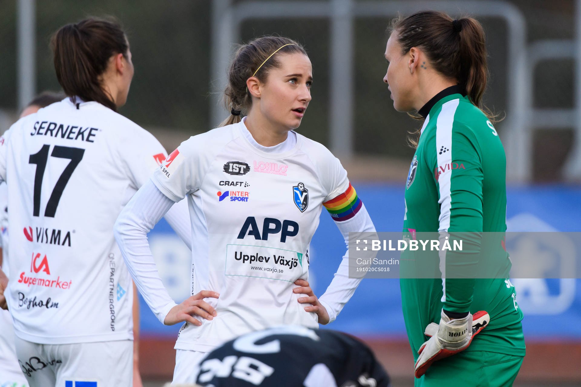 Växjös Elin Karlsson pratar med målvakt Katlynn Fraine