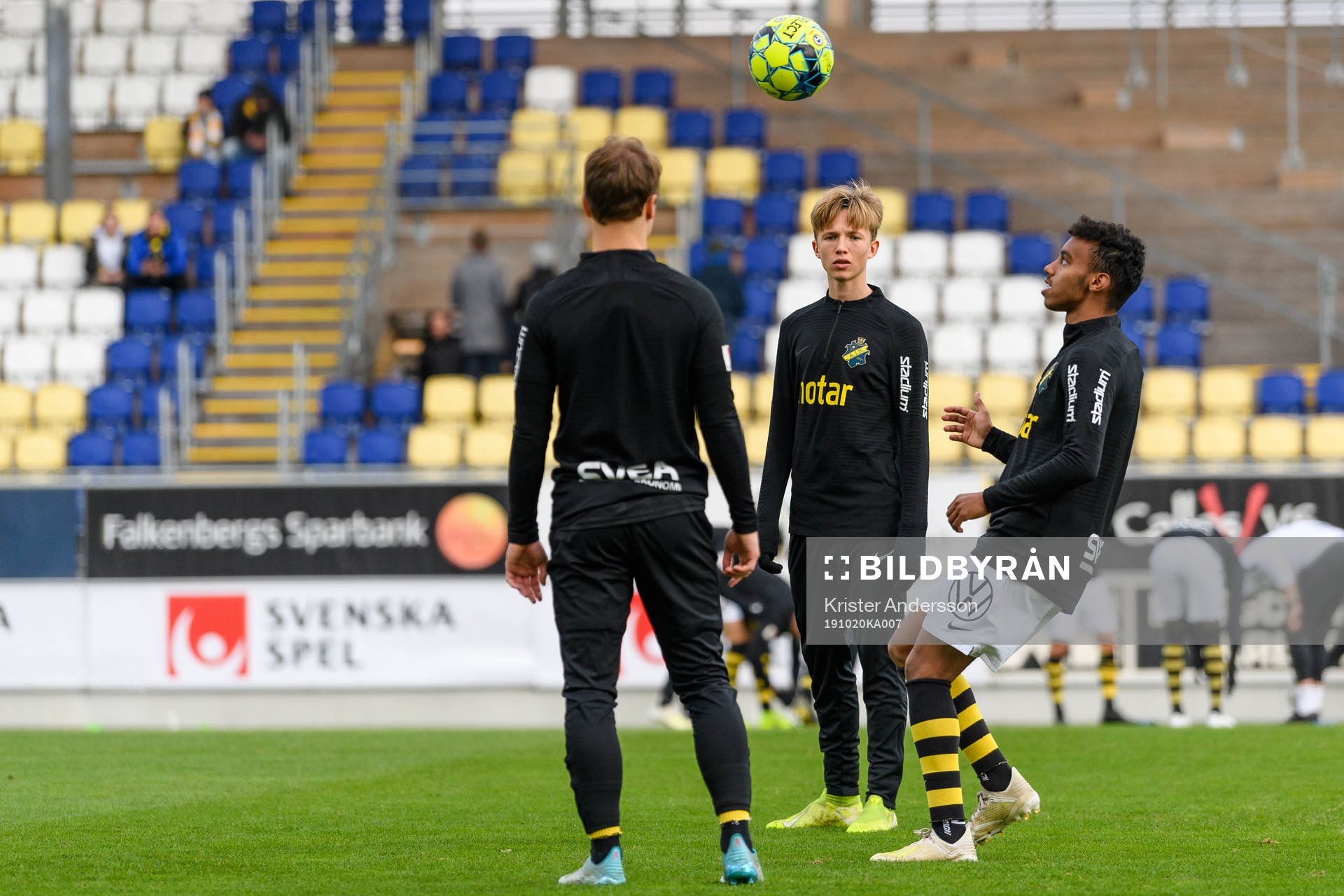 s spelare värmer upp före fotbollsmatchen i Allsvenskan