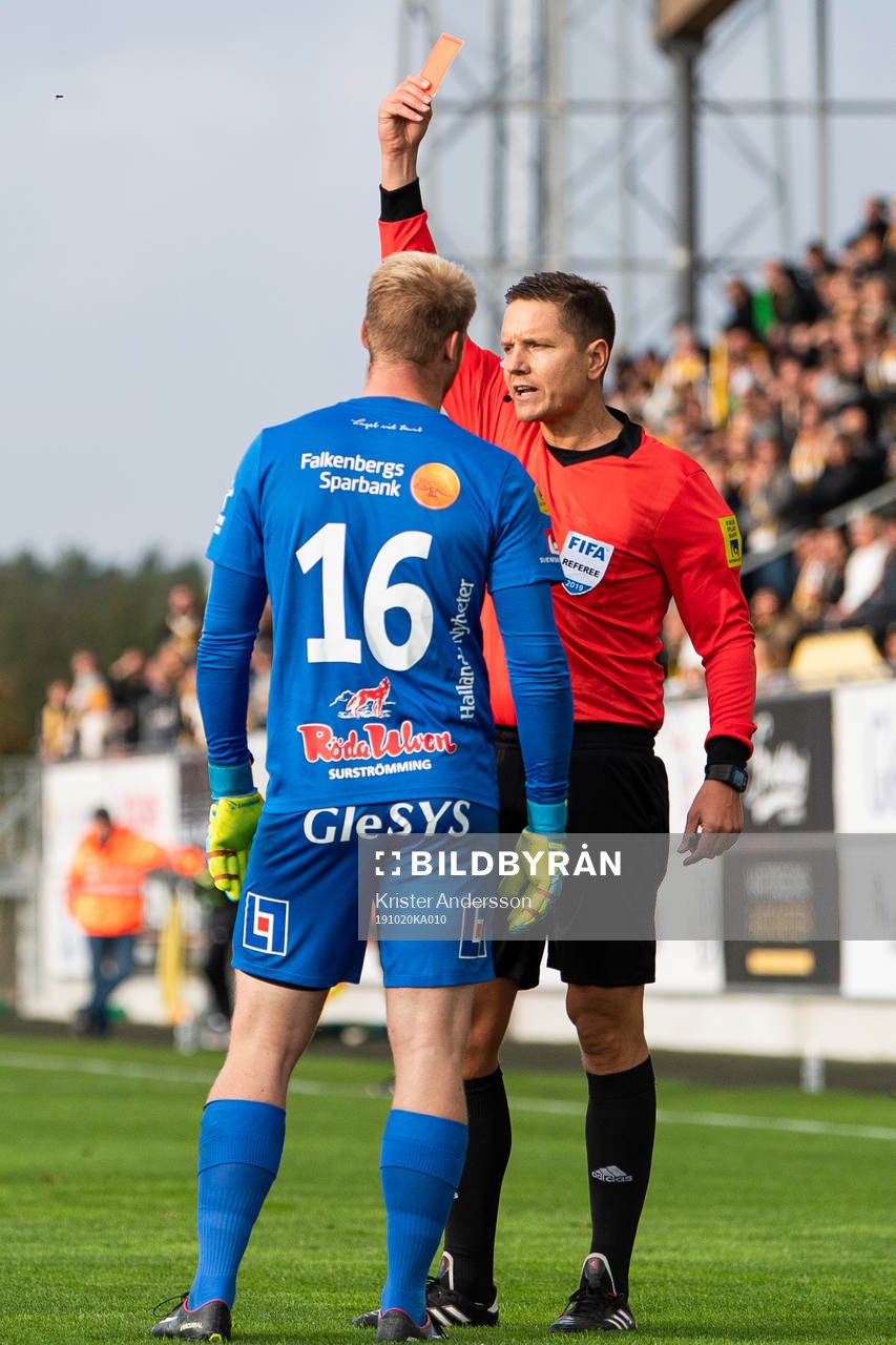 Falkenbergs målvakt Hampus Nilsson får rätt kort av