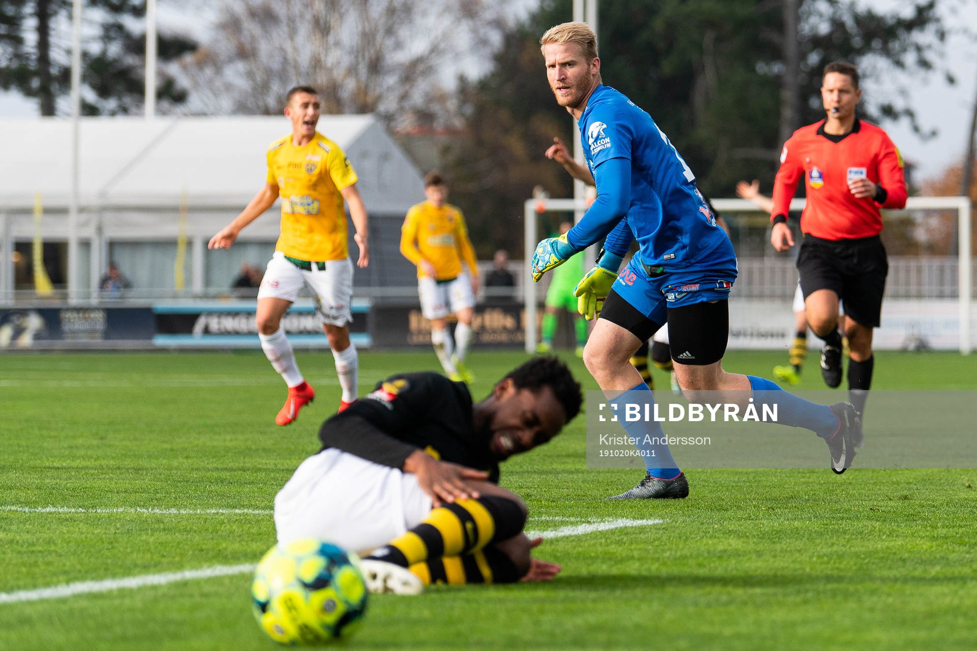 Falkenbergs målvakt Hampus Nilsson fäller en AIK-spelare och får rött kort under fotbollsmatchen i Allsvenskan mellan Falkenberg och AIK den 20 oktober 2019 i Falkenberg.