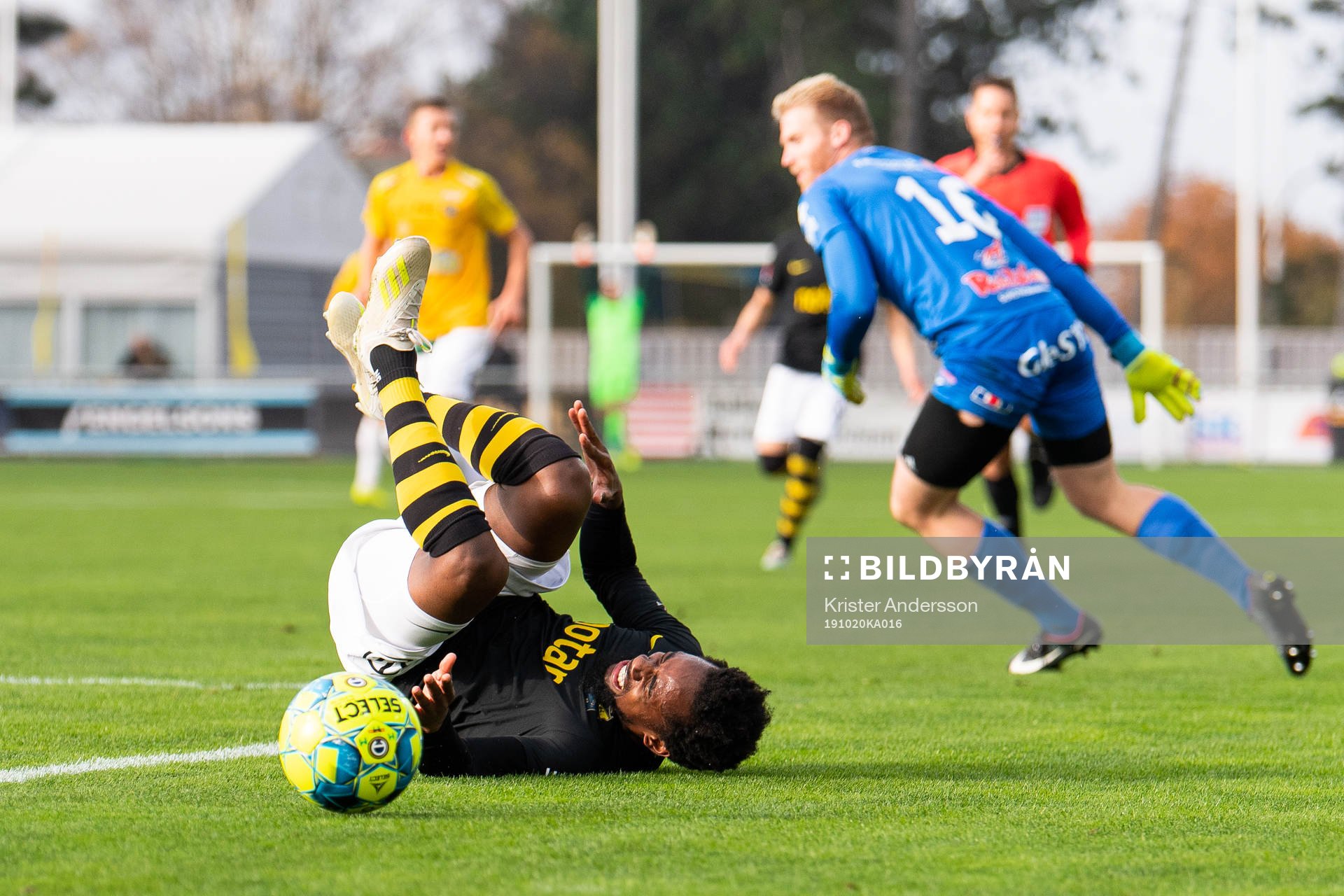 s Heradi Rashidi fälls av Falkenbergs målvakt Hampus