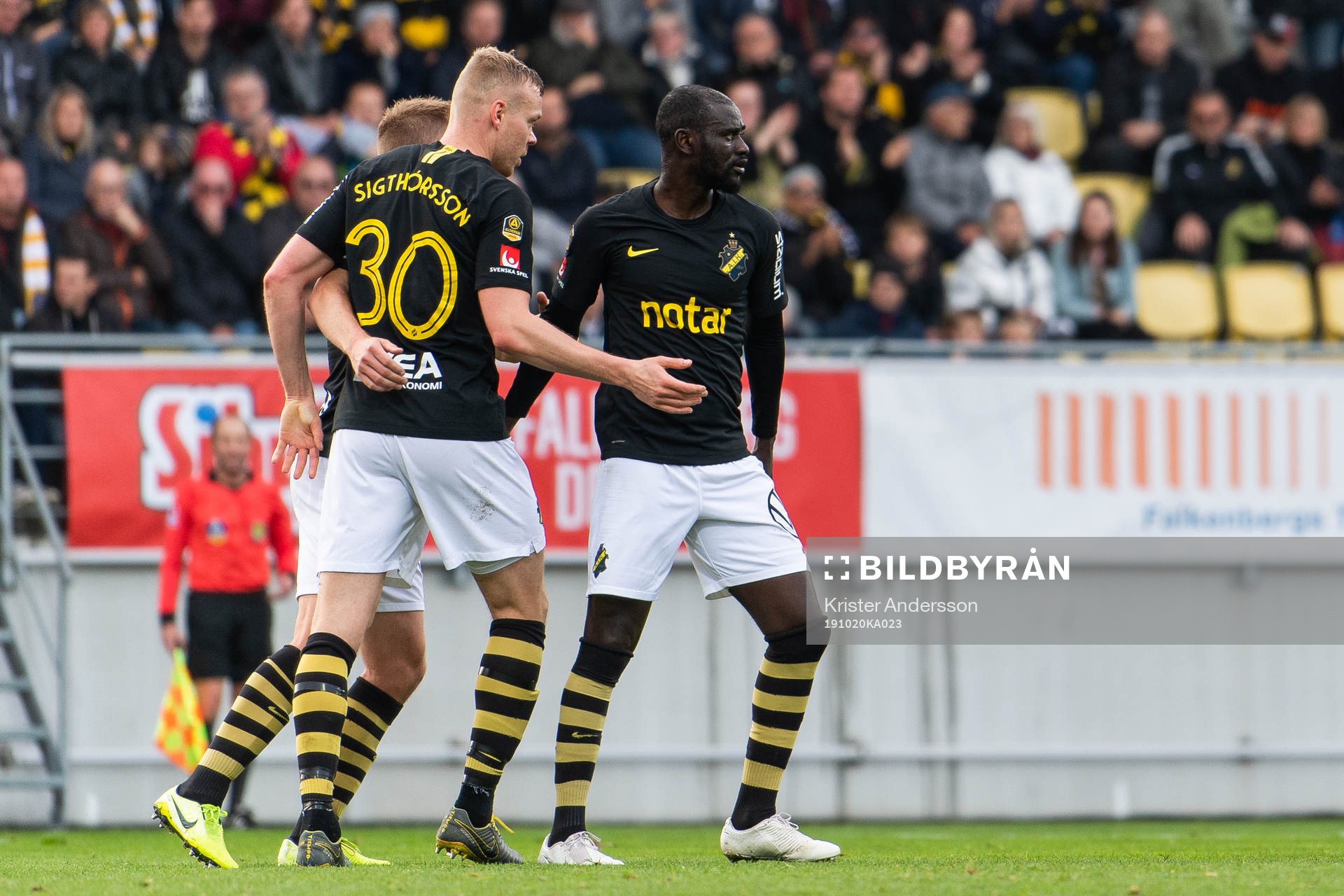 s Kolbeinn Sigthorsson och Enoch Kofi Adu jublar