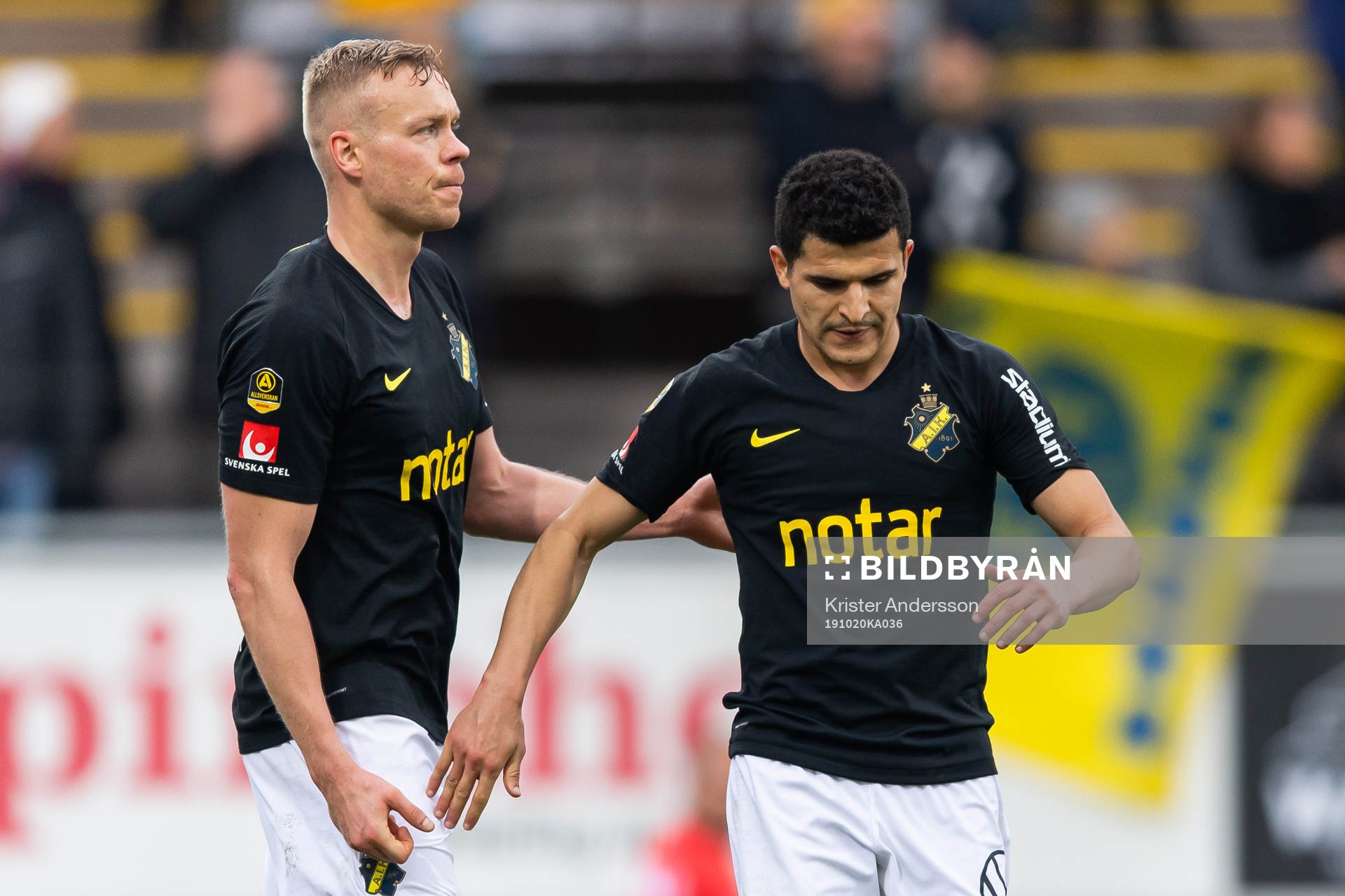 AIK:s Kolbeinn Sigthorsson och Tarik Elyounoussi jublar efter att Elyounoussi gjort 0-3 under fotbollsmatchen i Allsvenskan mellan Falkenberg och AIK den 20 oktober 2019 i Falkenberg.