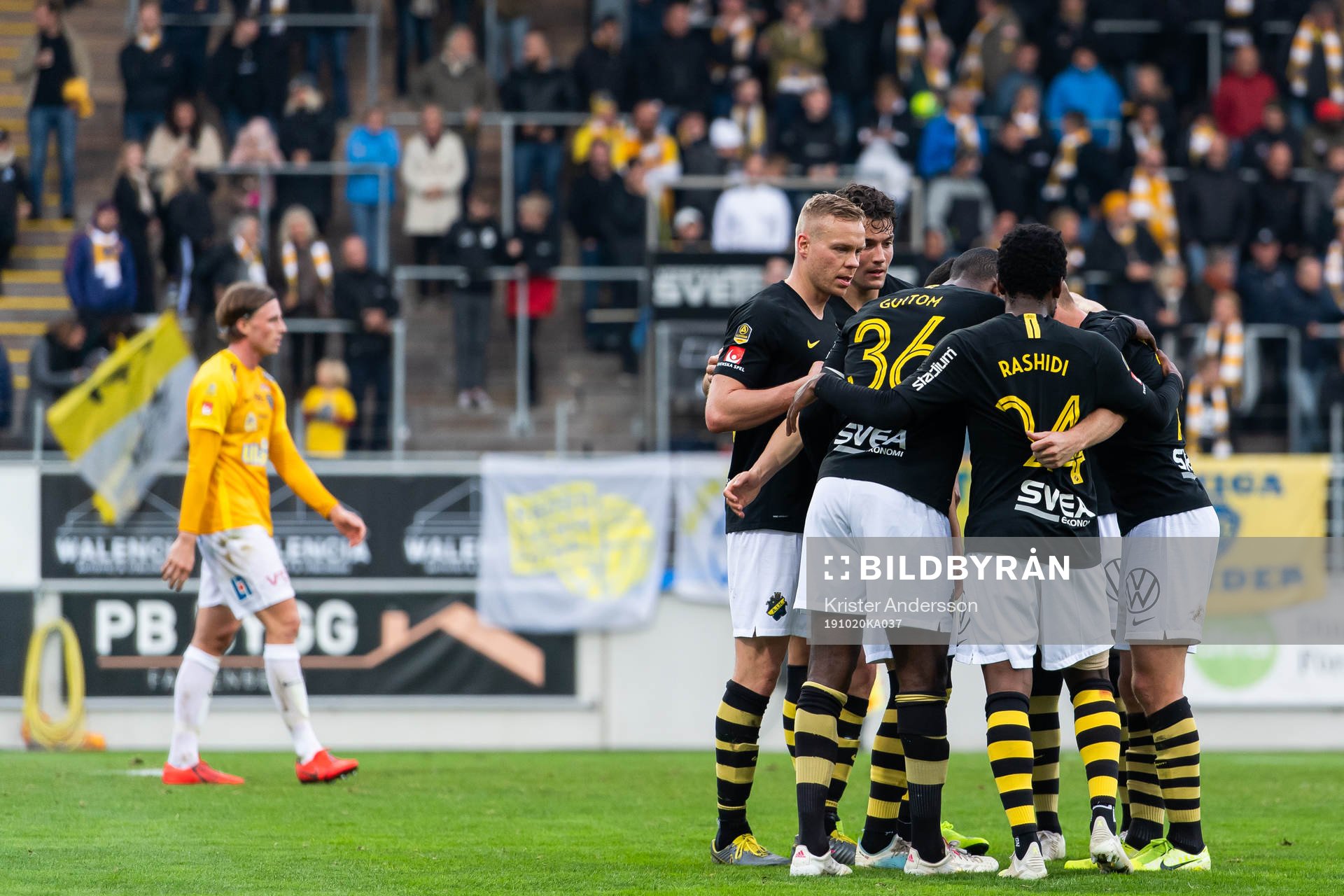 s Tarik Elyounoussi jublar med lagkamrater