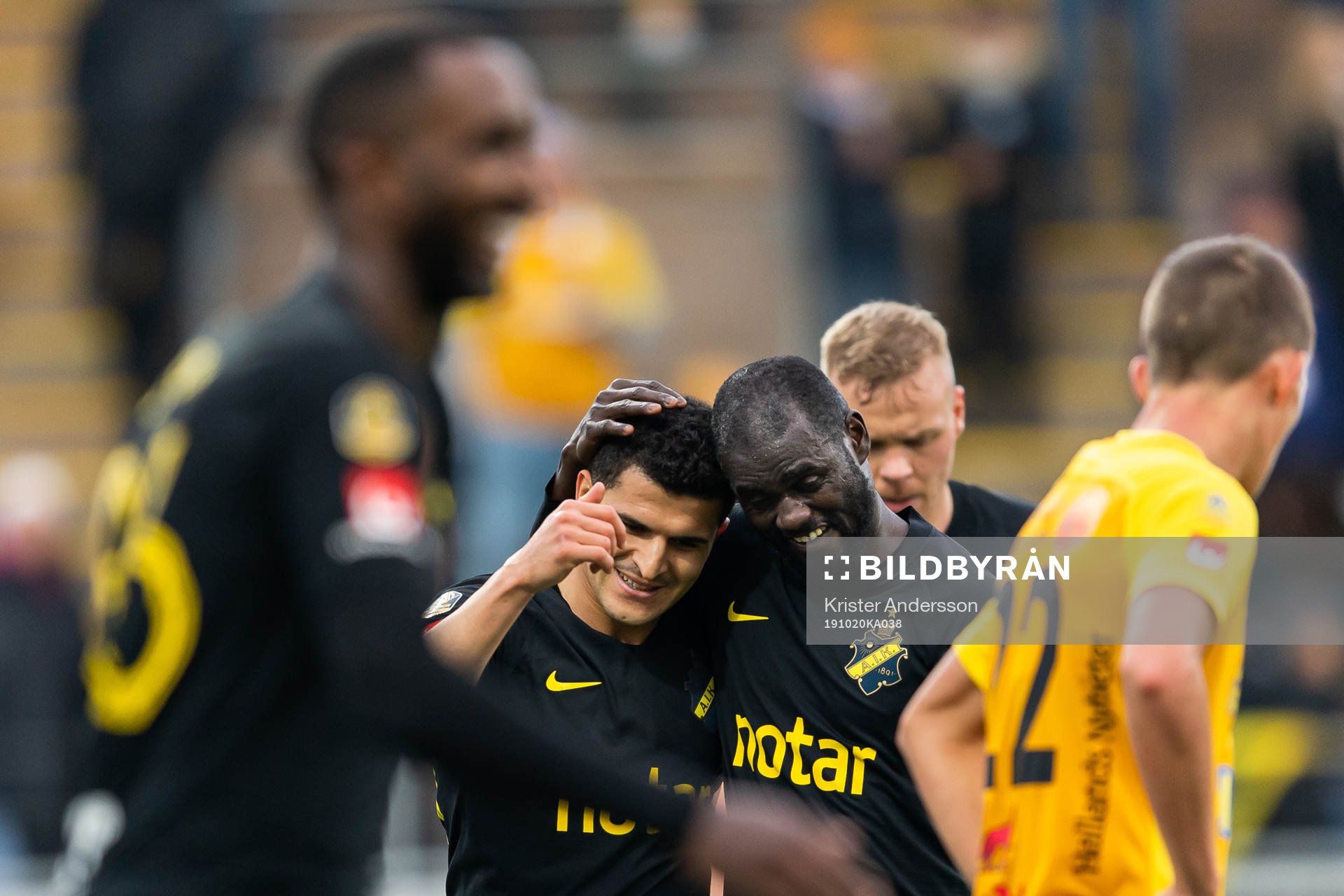 s Tarik Elyounoussi jublar med Enoch Kofi Adu