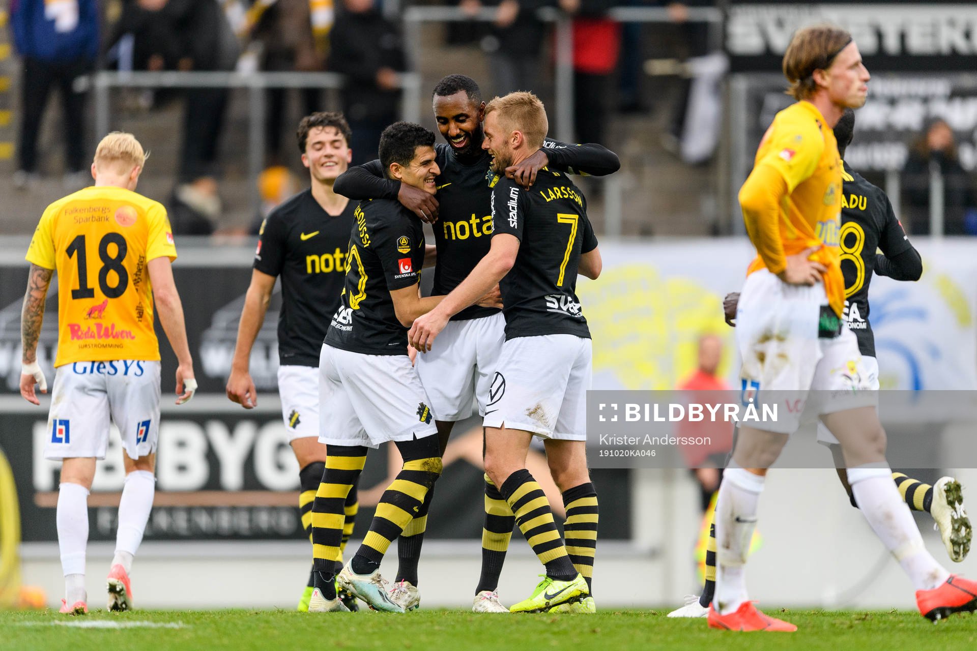 s Henok Goitom mitten jublar med Tarik Elyounoussi (v) och