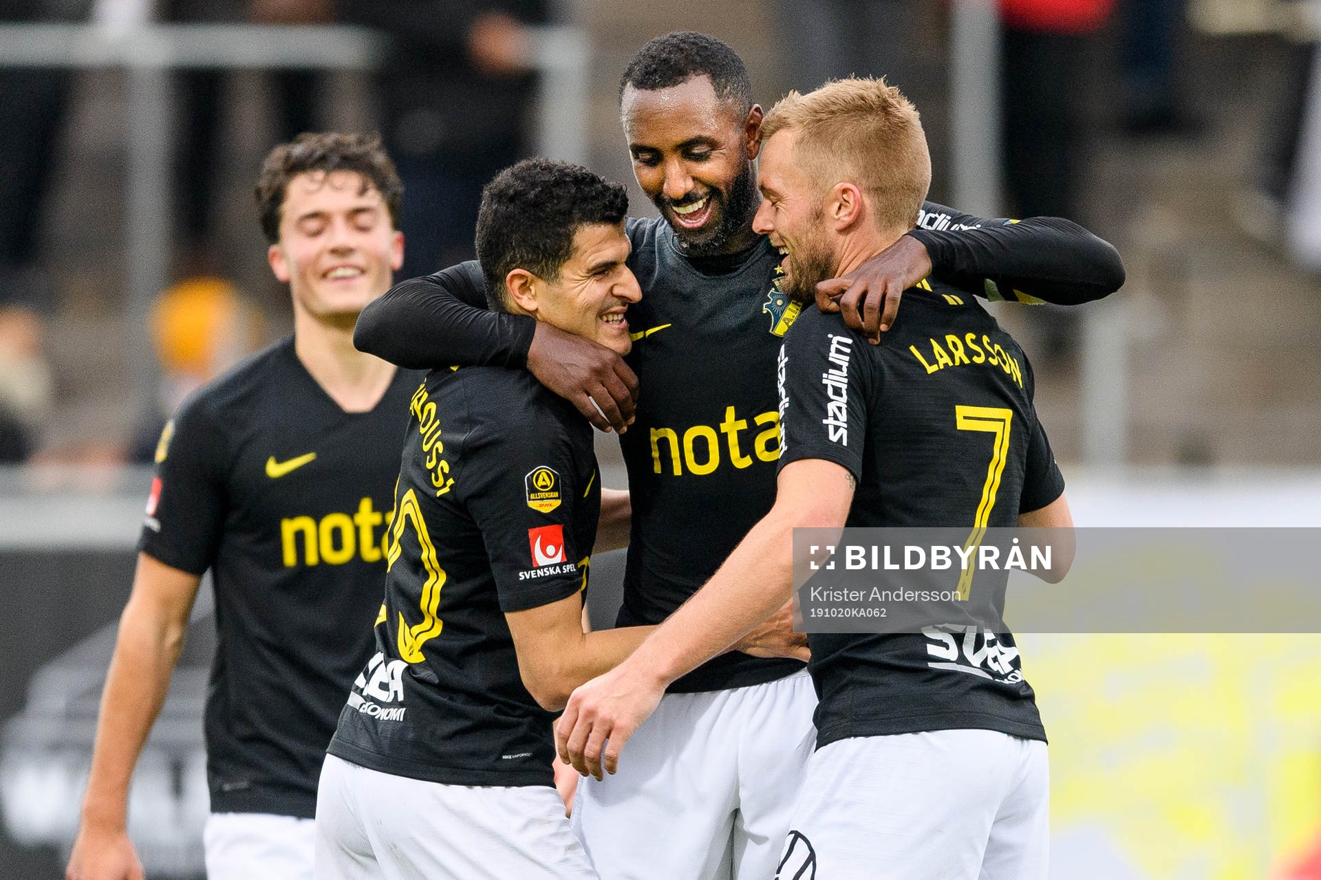 s Henok Goitom mitten jublar med Tarik Elyounoussi (v) och