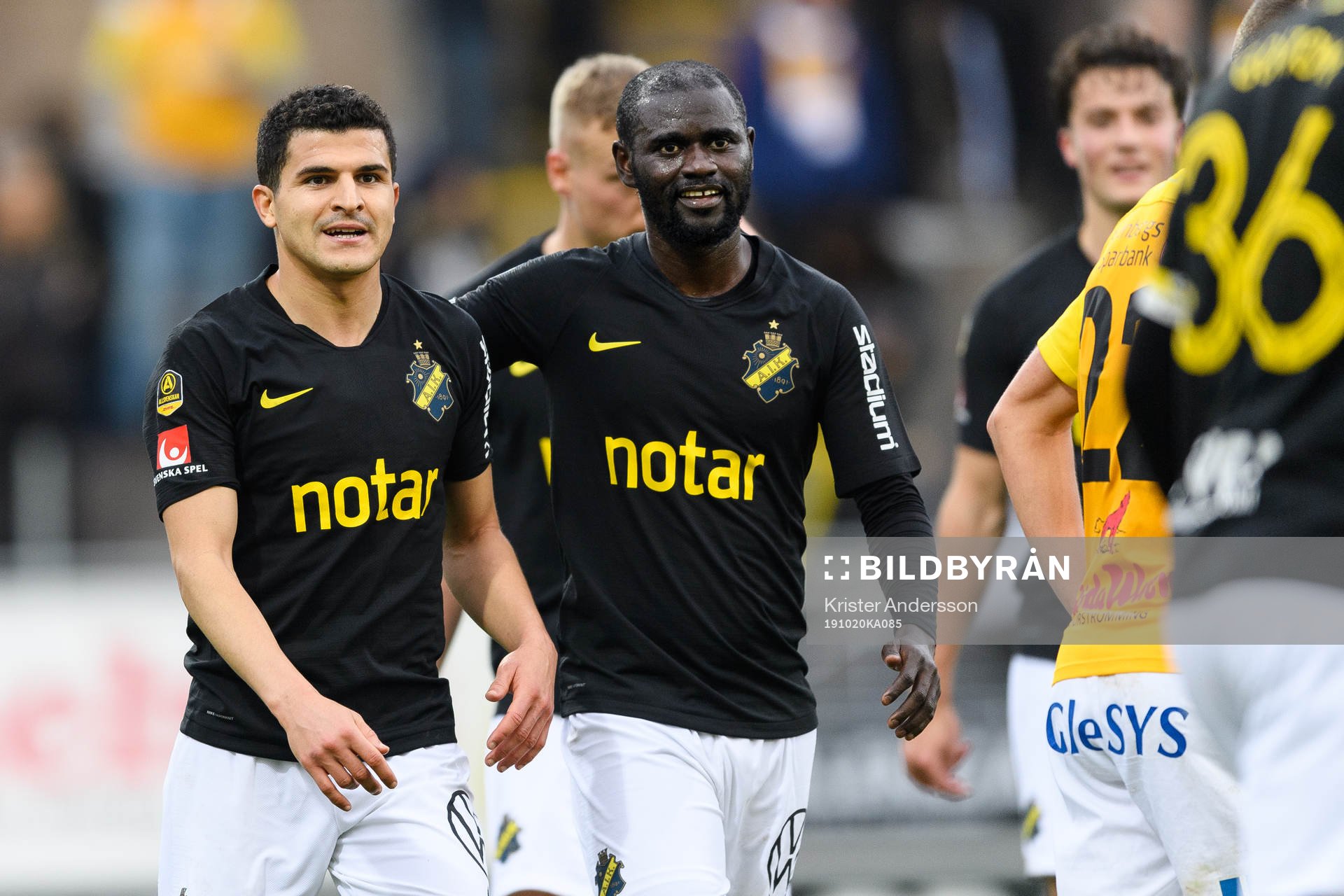 s Tarik Elyounoussi och Enoch Kofi Adu jublar