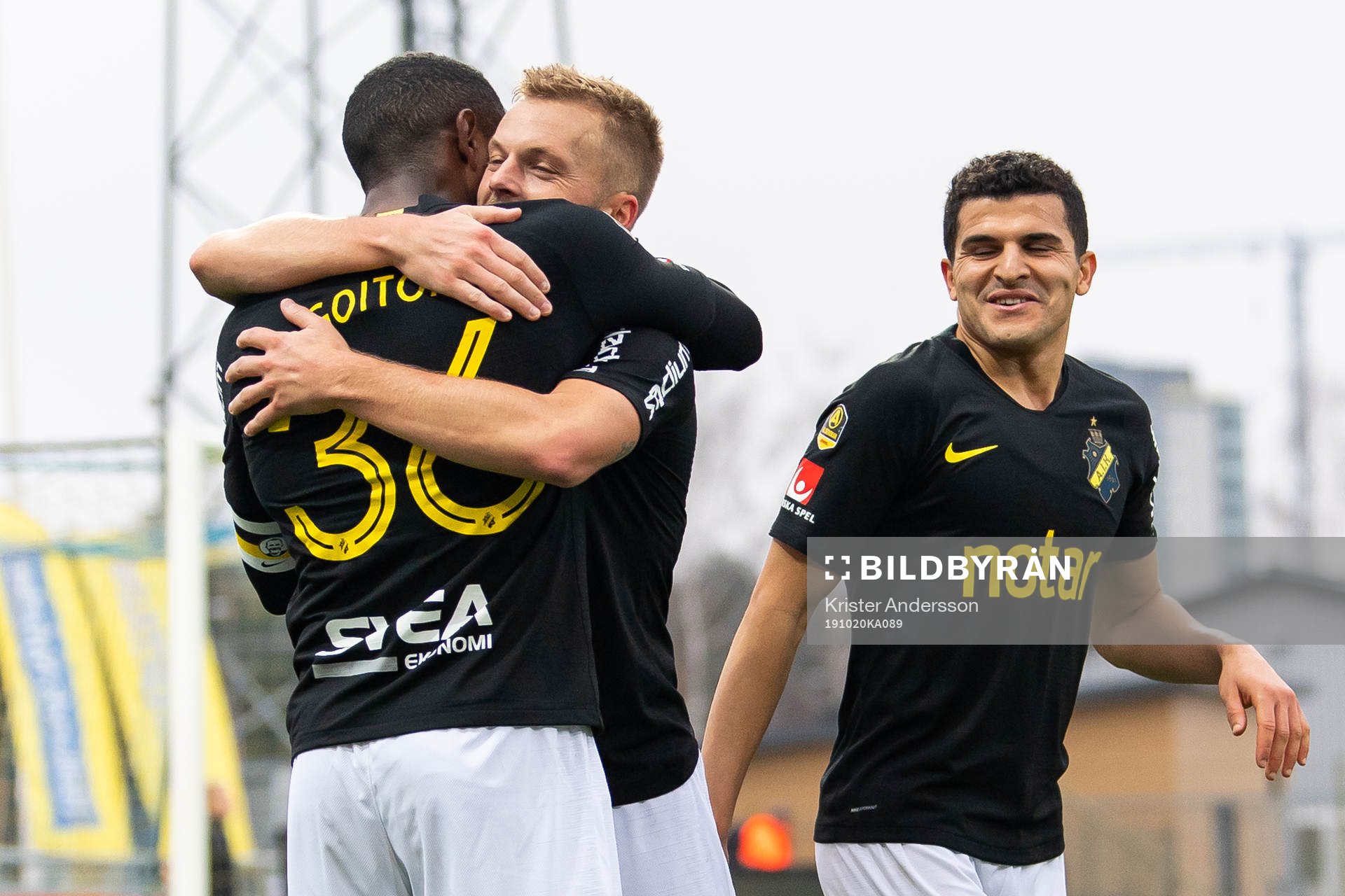 s Sebastian Larsson jublar med Henok Goitom som gjort 0-5