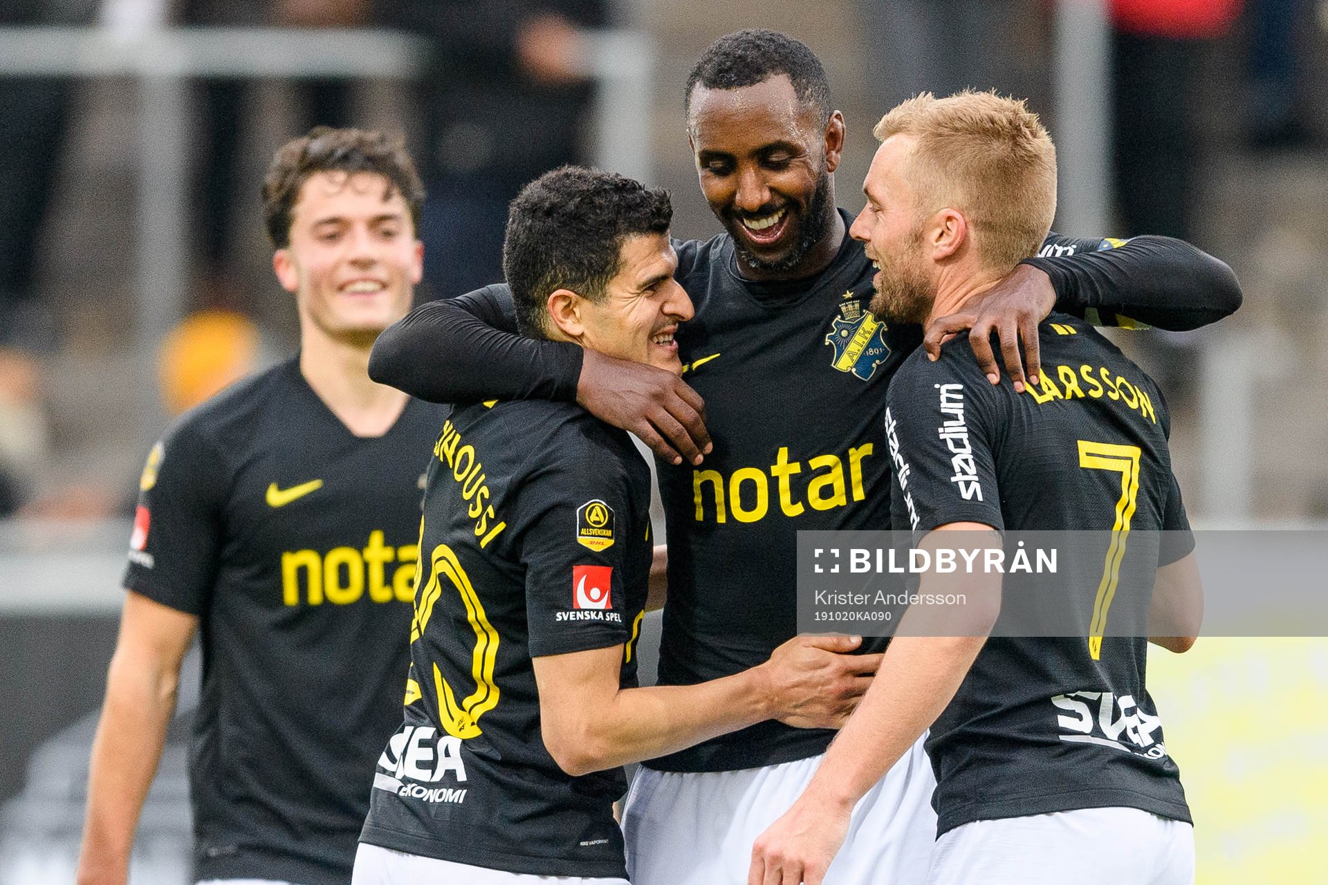 s Henok Goitom jublar med Tarik Elyounoussi (v) och