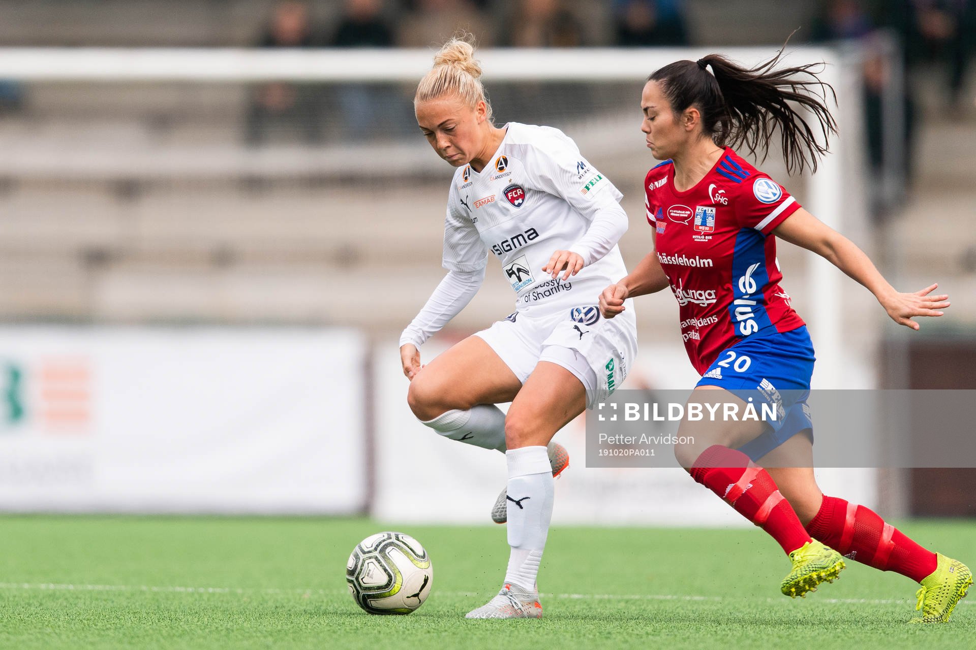 Rosengårds Hanna Bennison och Vittsjös Michelle De Jongh i kamp om bollen under fotbollsmatchen i Damallsvenskan mellan Rosengård och Vittsjö den 20 oktober 2019 i Malmö.
