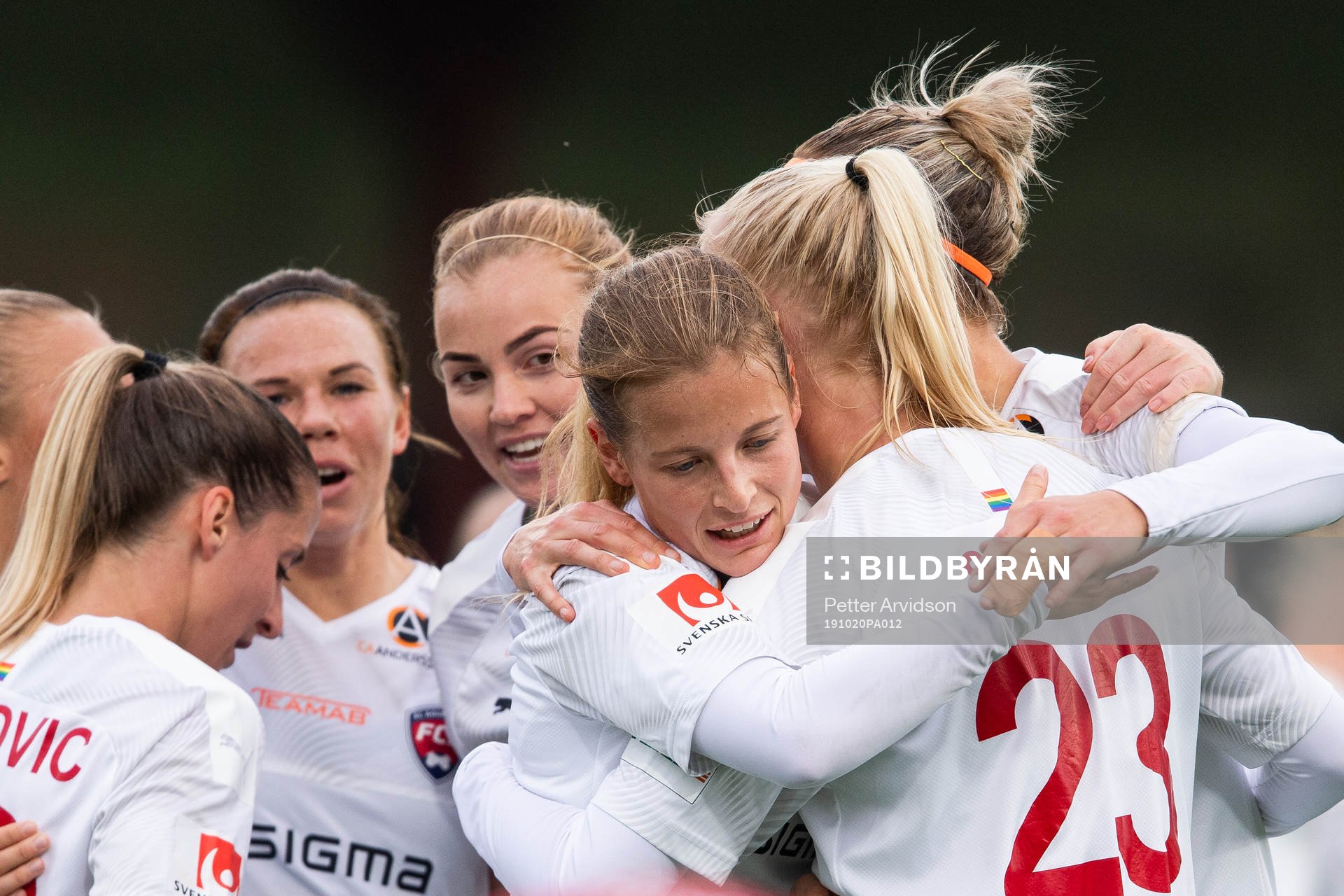 Rosengårds Anna Anvegård jublar med lagkamrater efter att hon gjort 1-0 under fotbollsmatchen i Damallsvenskan mellan Rosengård och Vittsjö den 20 oktober 2019 i Malmö.