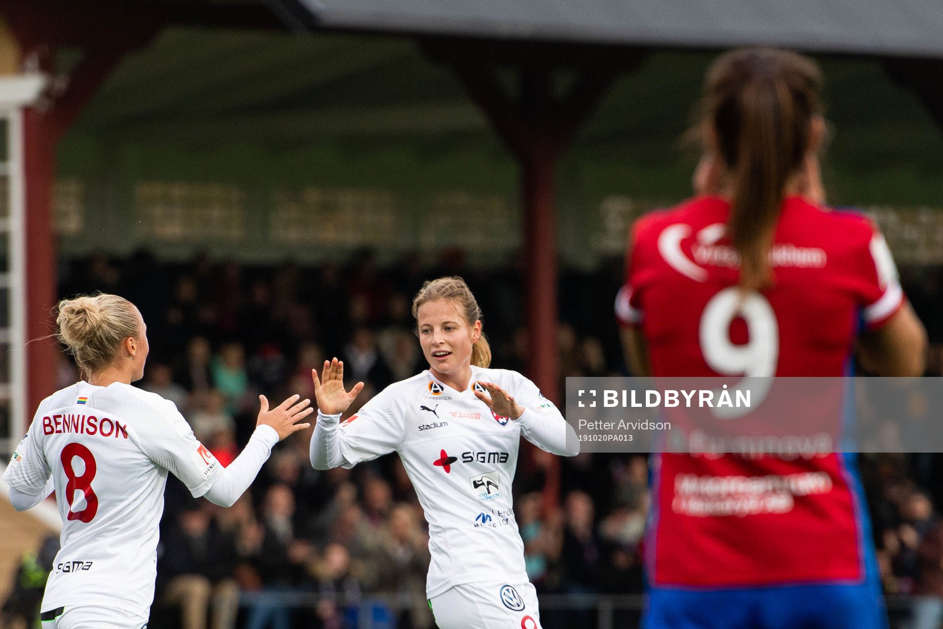 Rosengårds Hanna Bennison jublar med Anna Anvegård som