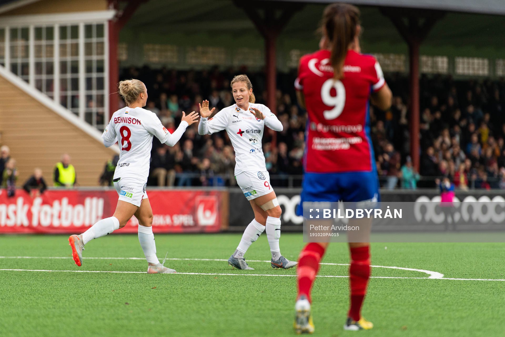 Rosengårds Hanna Bennison jublar med Anna Anvegård som