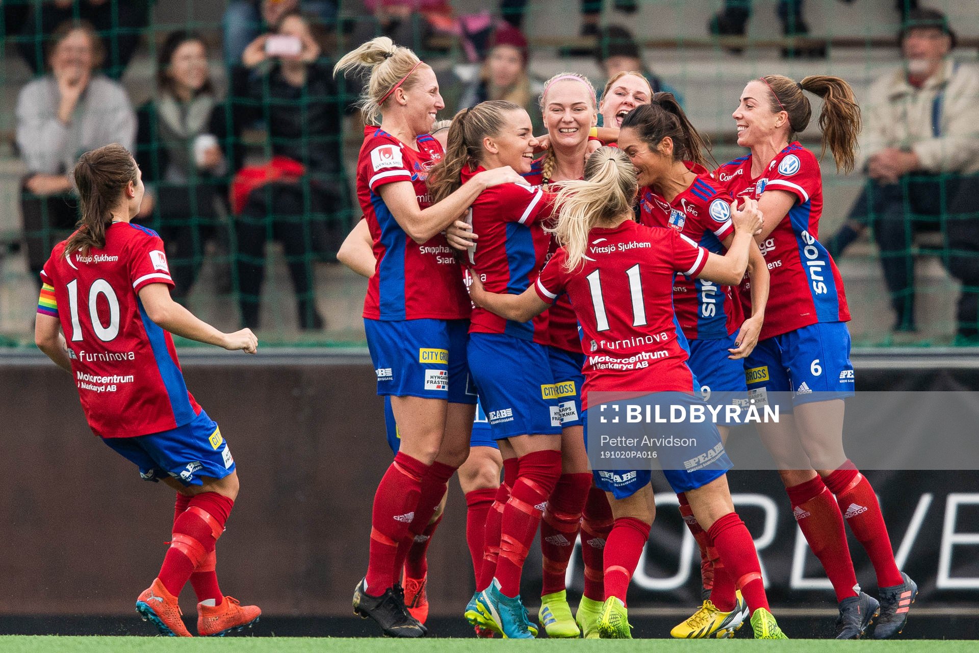 Vittsjös Alexandra Benediktsson jublar med lagkamrater