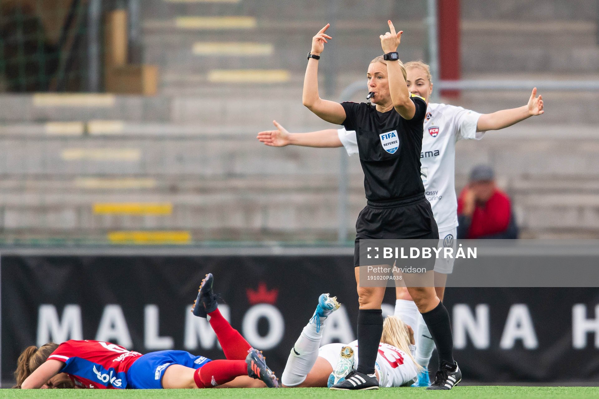 Domare Sara Persson kallar på bår